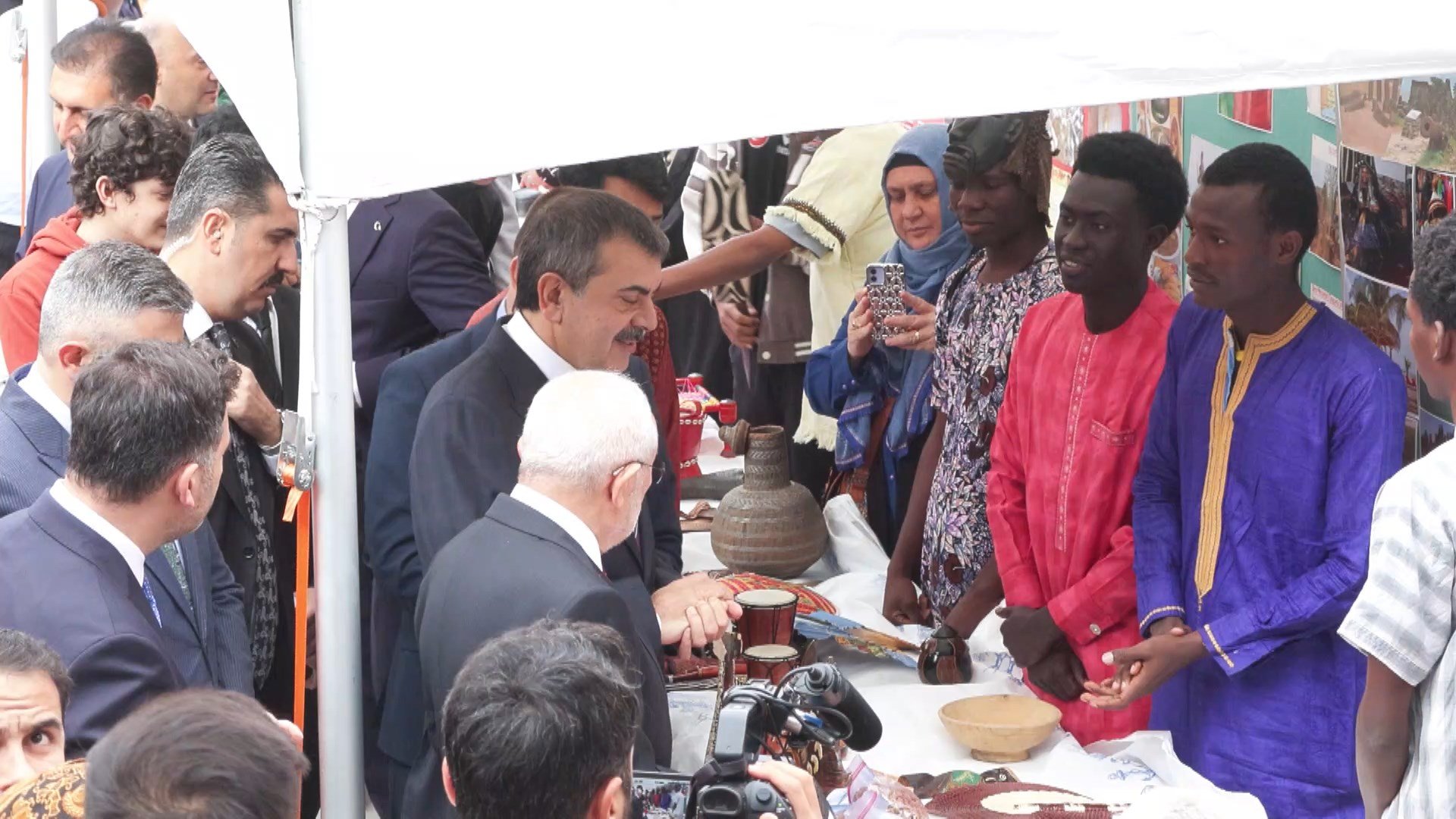Bakan Tekin öğrencilerle sohbet ediyor