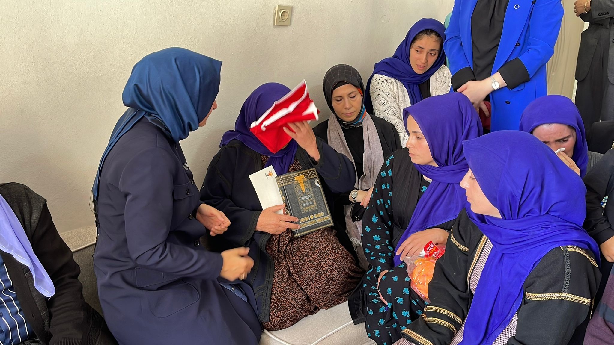 Şehit Annesi Fatma Amilağ Türk Bayrağı
