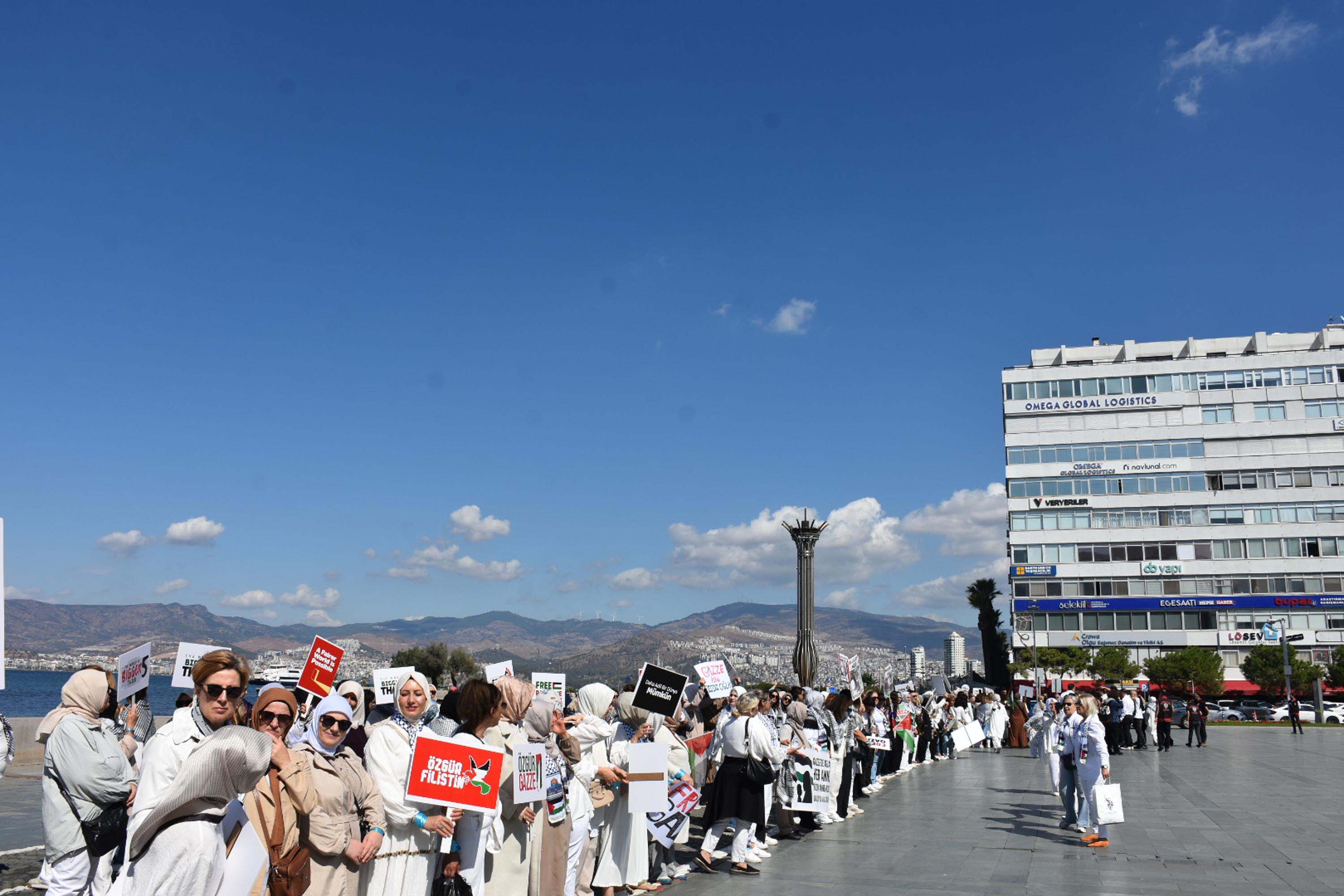 AK Partili kadınlar zincir oluşturdu