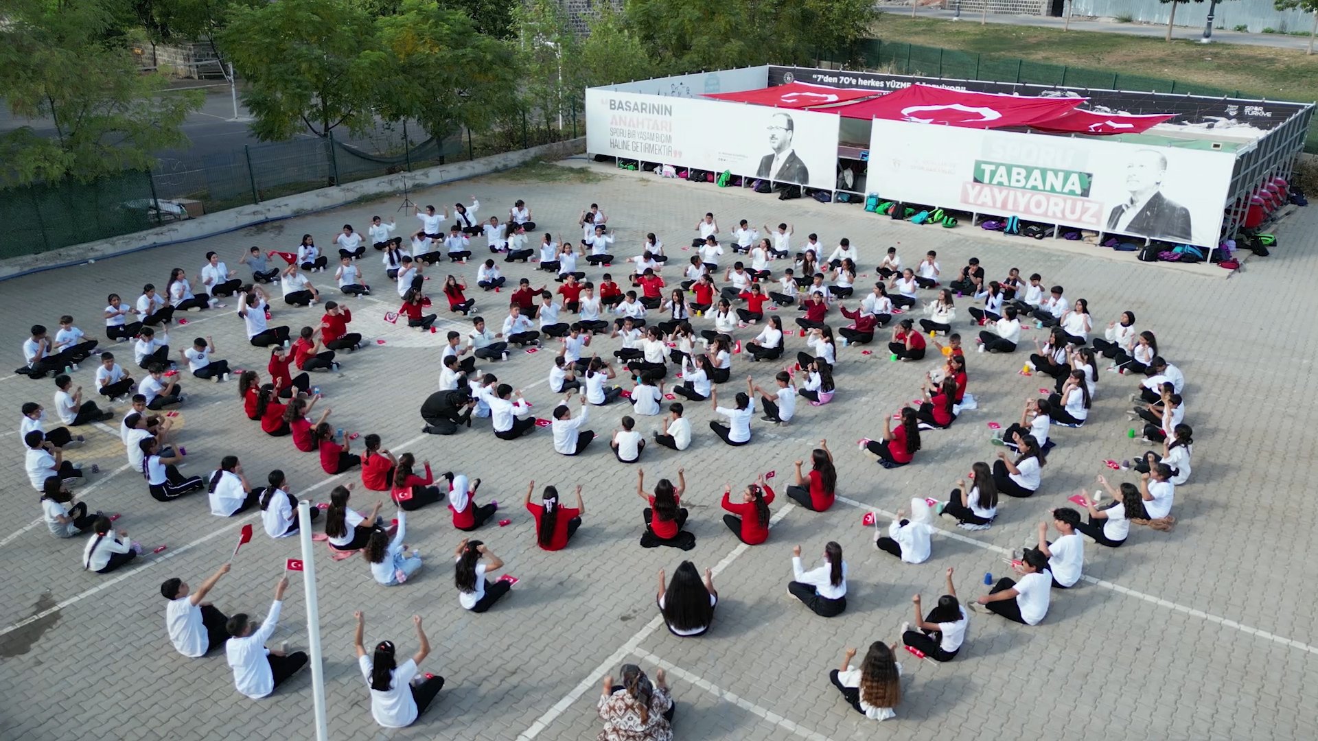 Öğrencilerin Türk bayraklı koreografisi