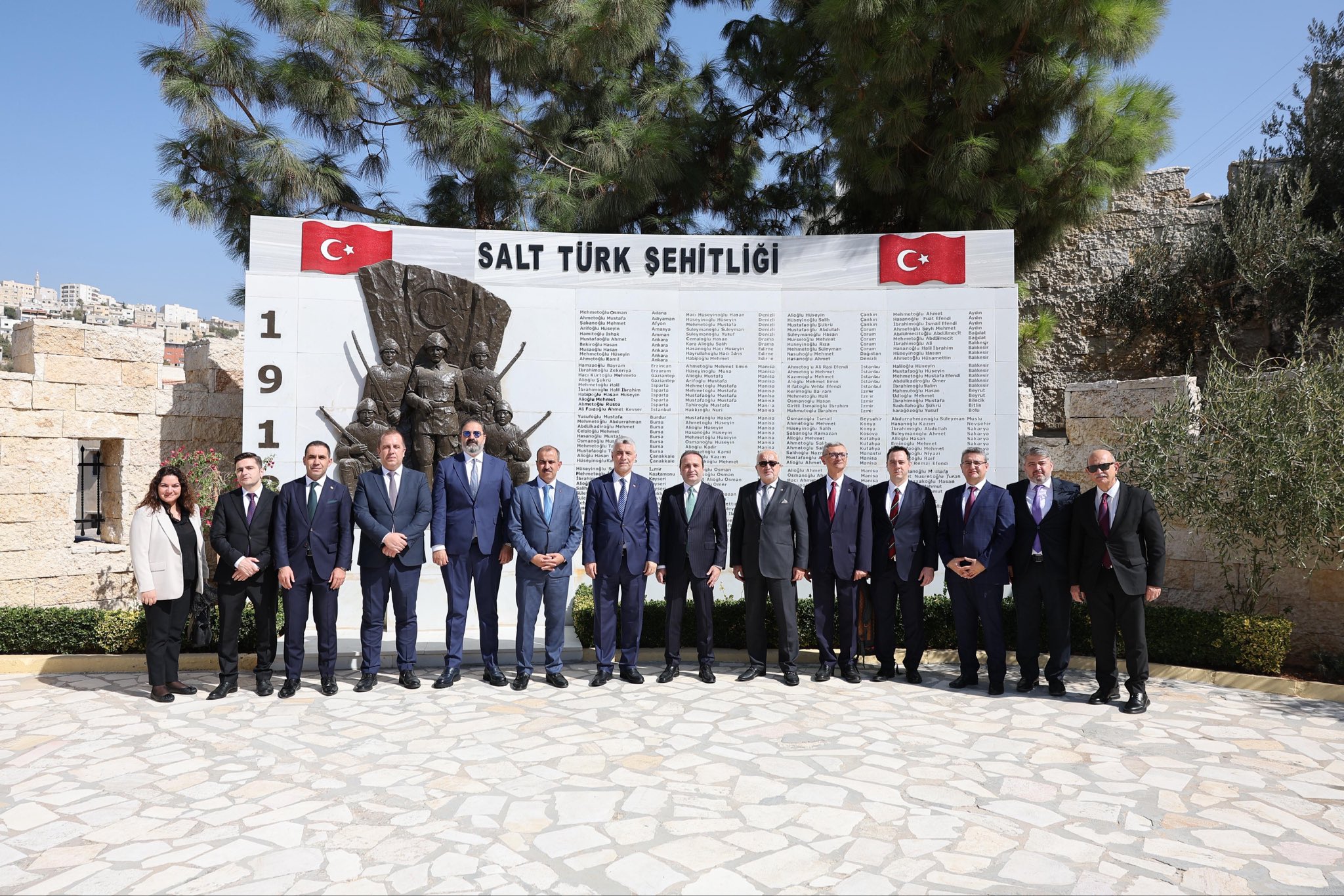 Ticaret Bakanı Ömer Bolat şehitlik ziyareti