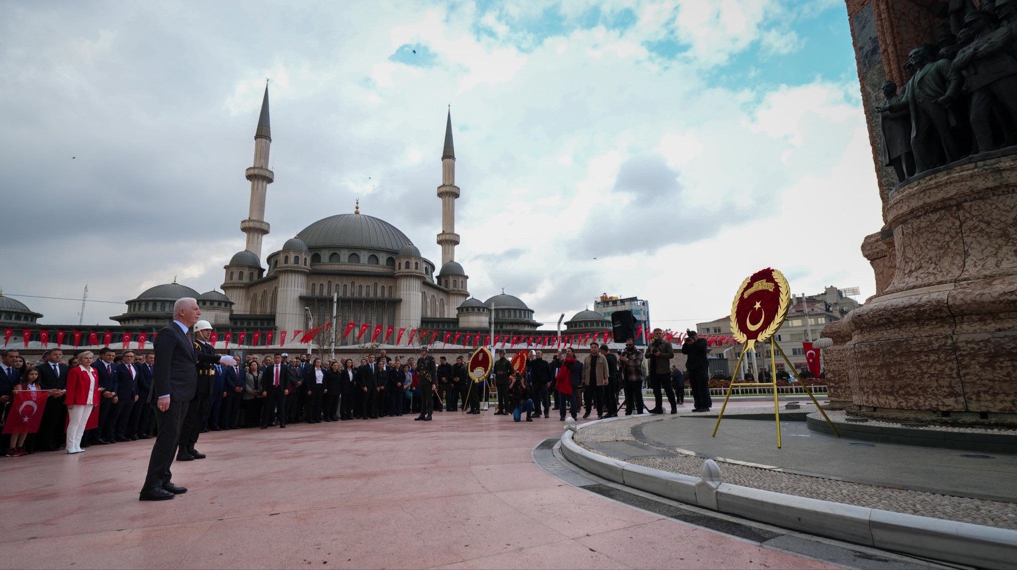 Taksim Cumhuriyet Anıtı töreni
