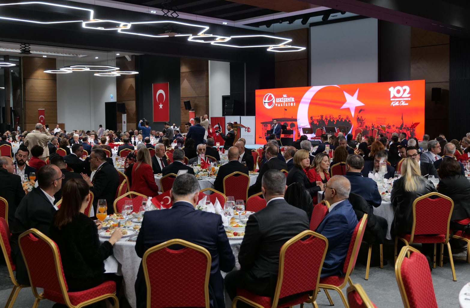 Cumhuriyet pastası kesilirken