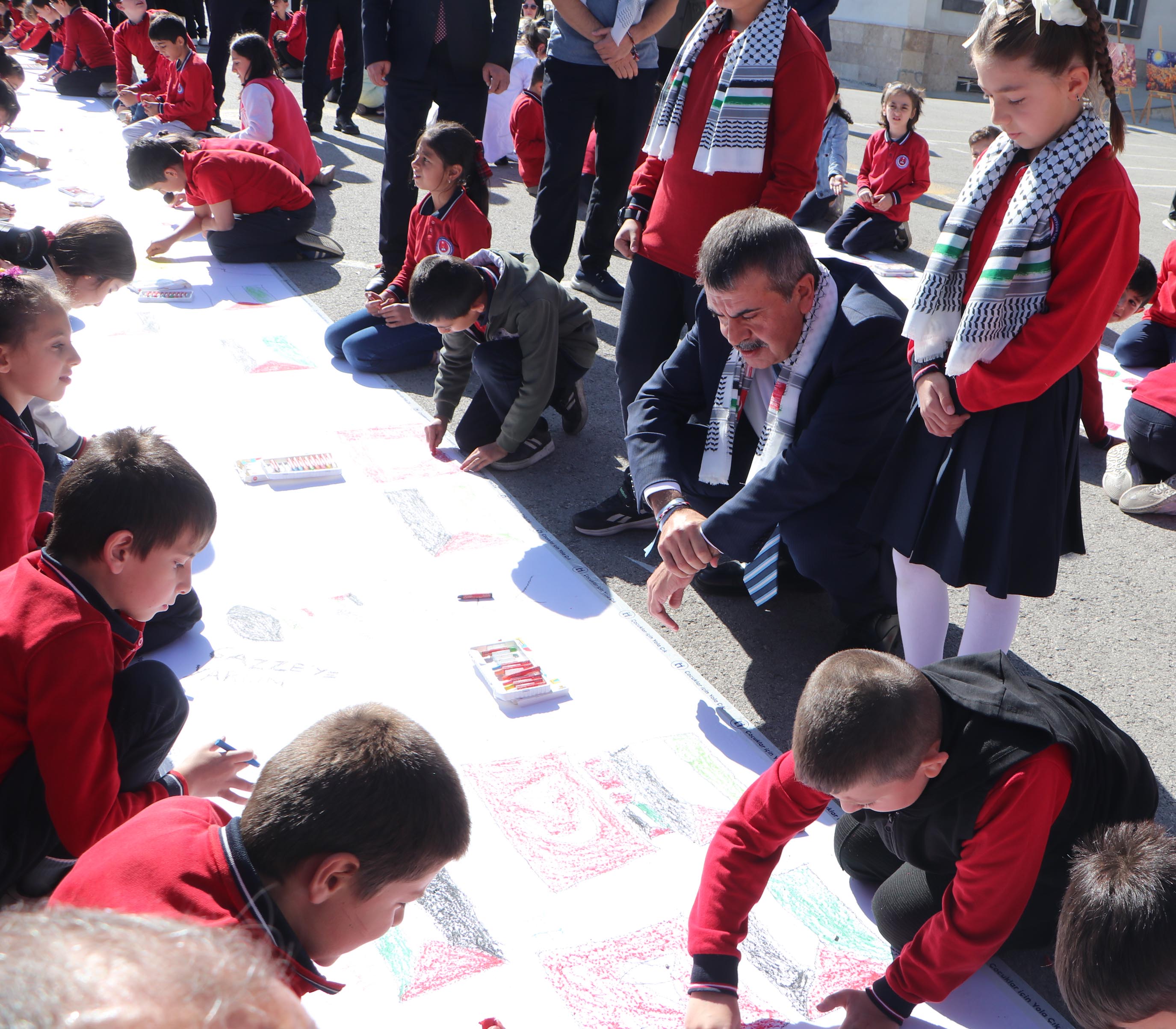Bakan Tekin Öğrencilerle Resim Çiziyor