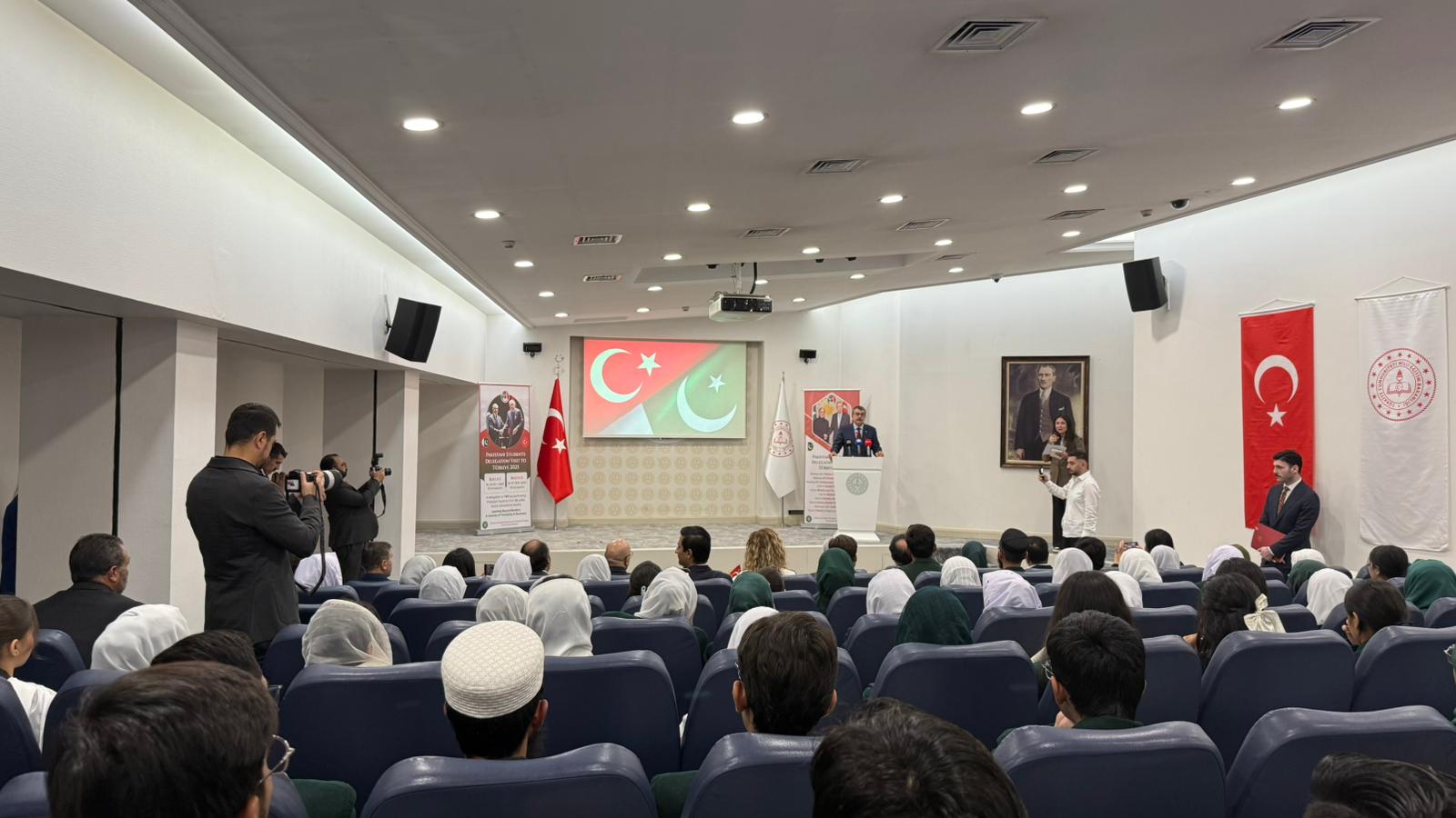 Pakistanlı öğrenciler Bakan Tekin ile görüşme