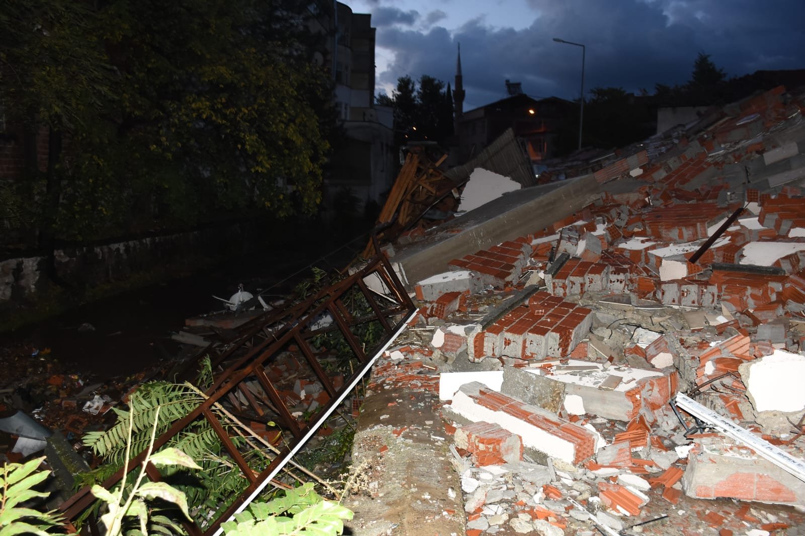 Sındırgı deprem hasarlı binalar