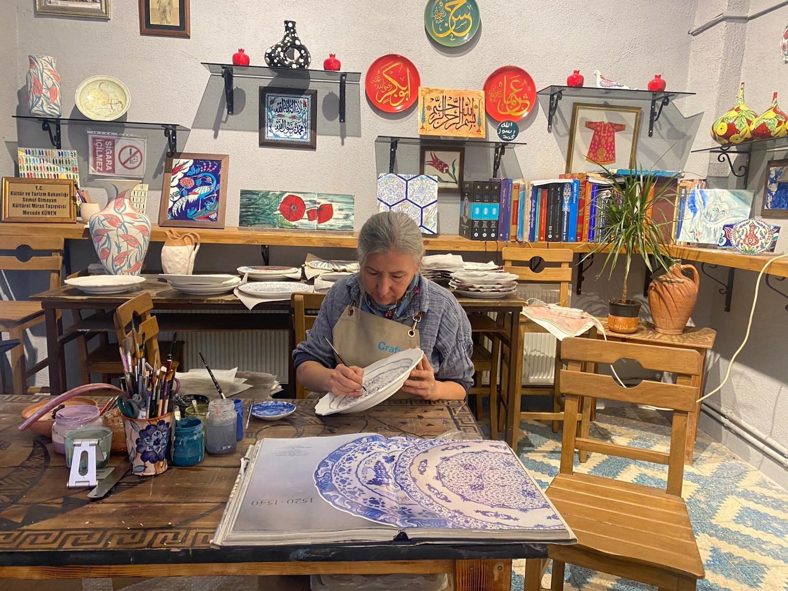 Çini sanatçısı Mesude Künen