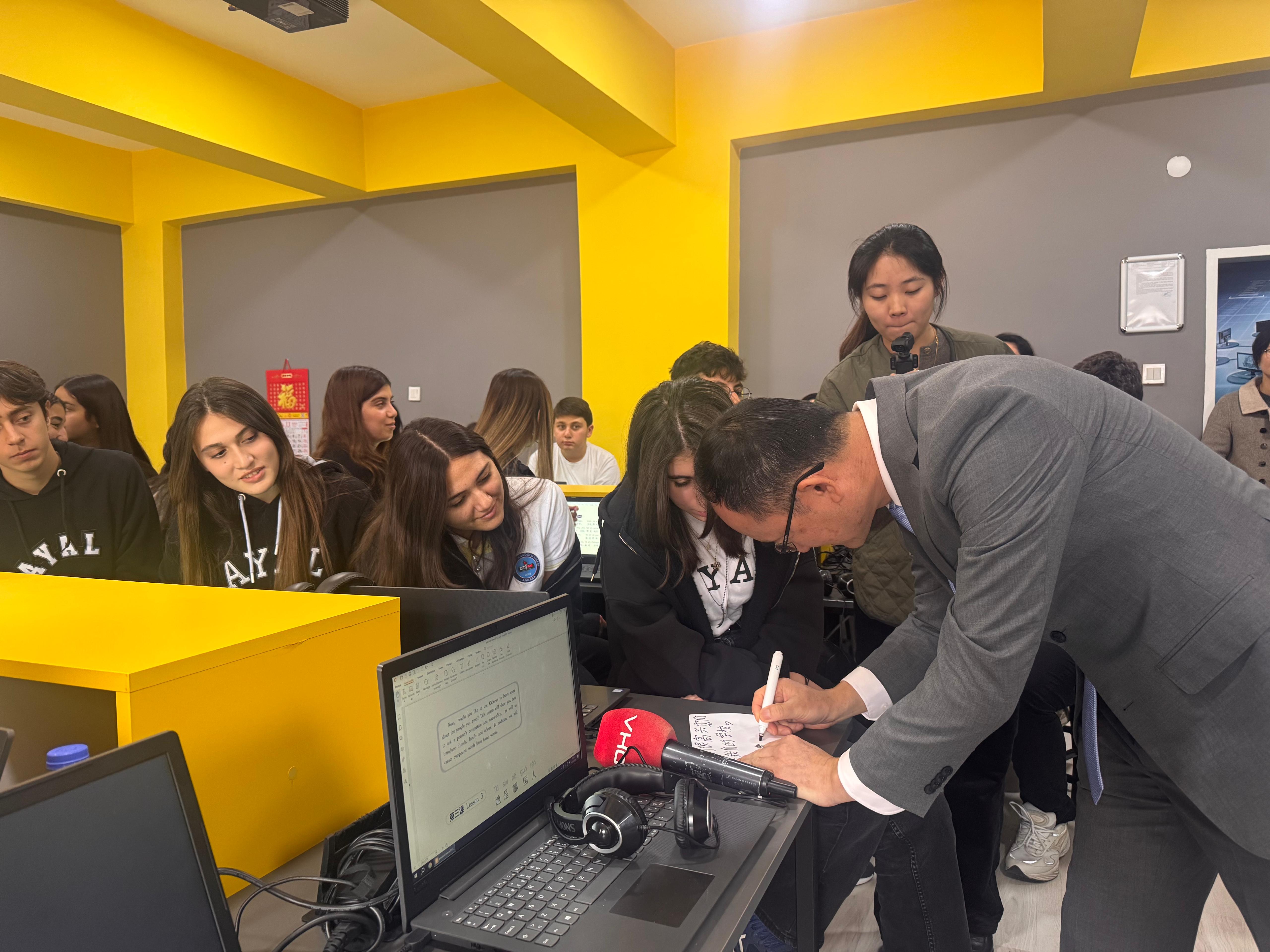 Çin Büyükelçisi öğrenci notu