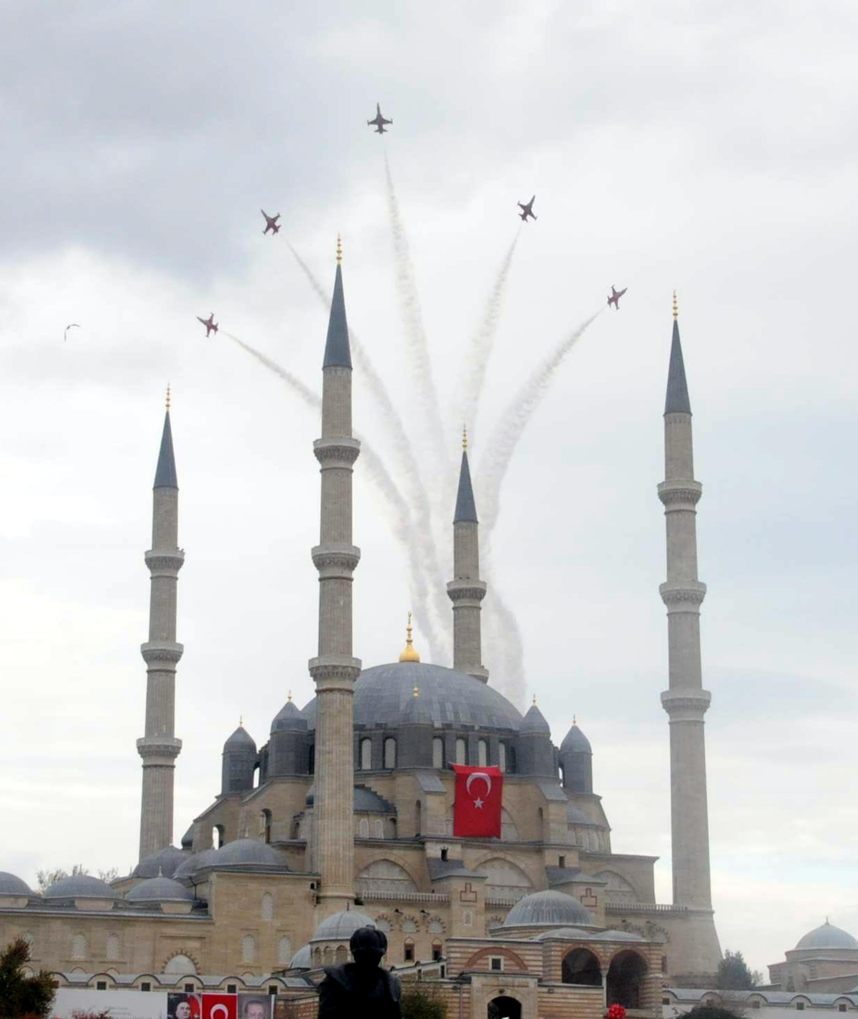 Türk Yıldızları uçak formasyonu