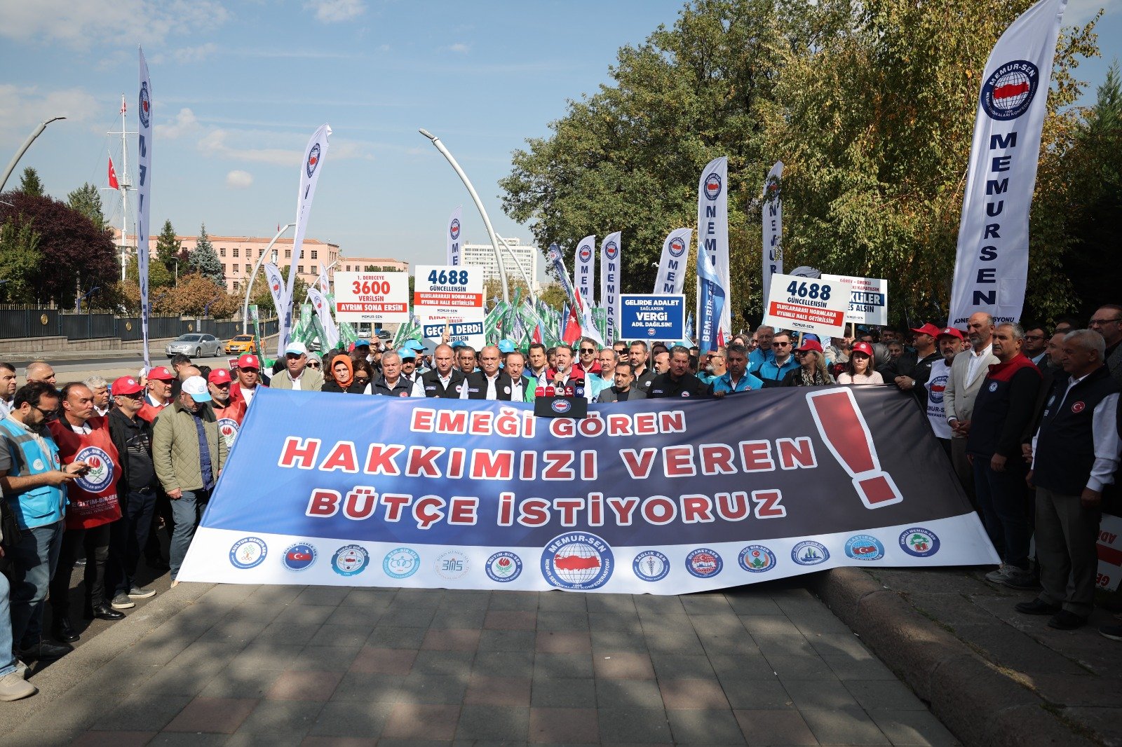 Memur-Sen üyeleri TBMM önünde