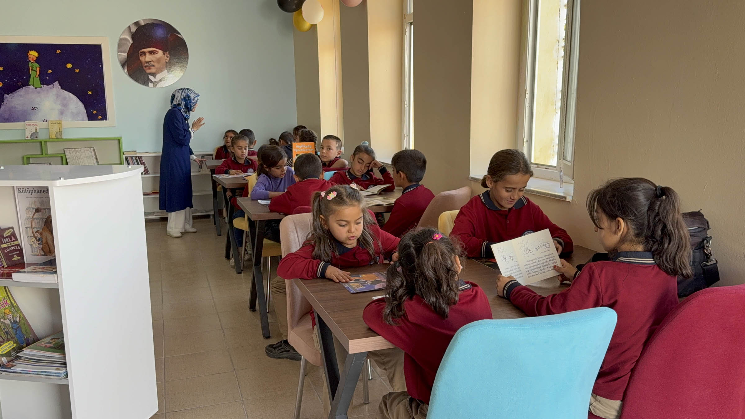Öğrenciler kütüphanede