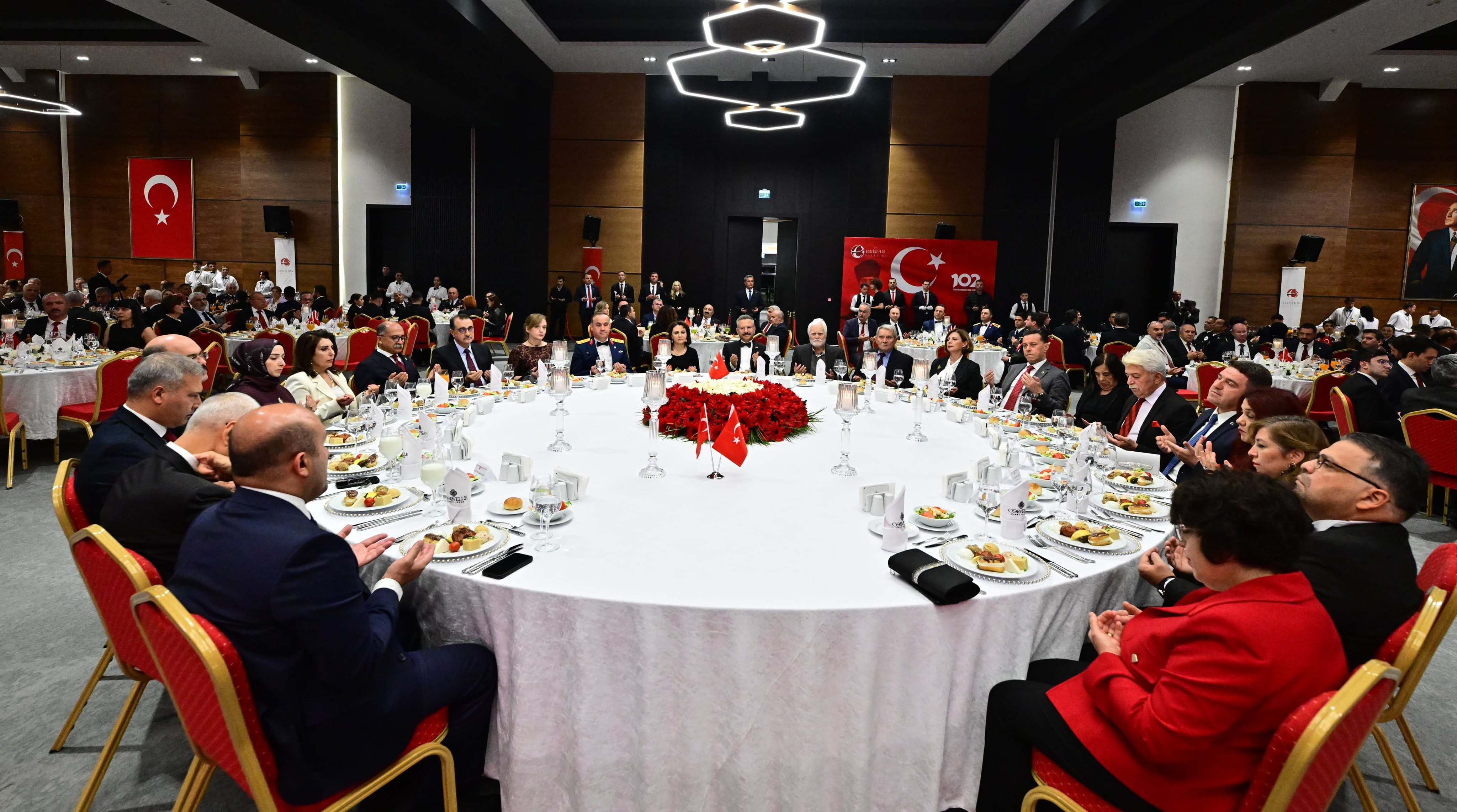 Ali Sezer konuşma yaparken