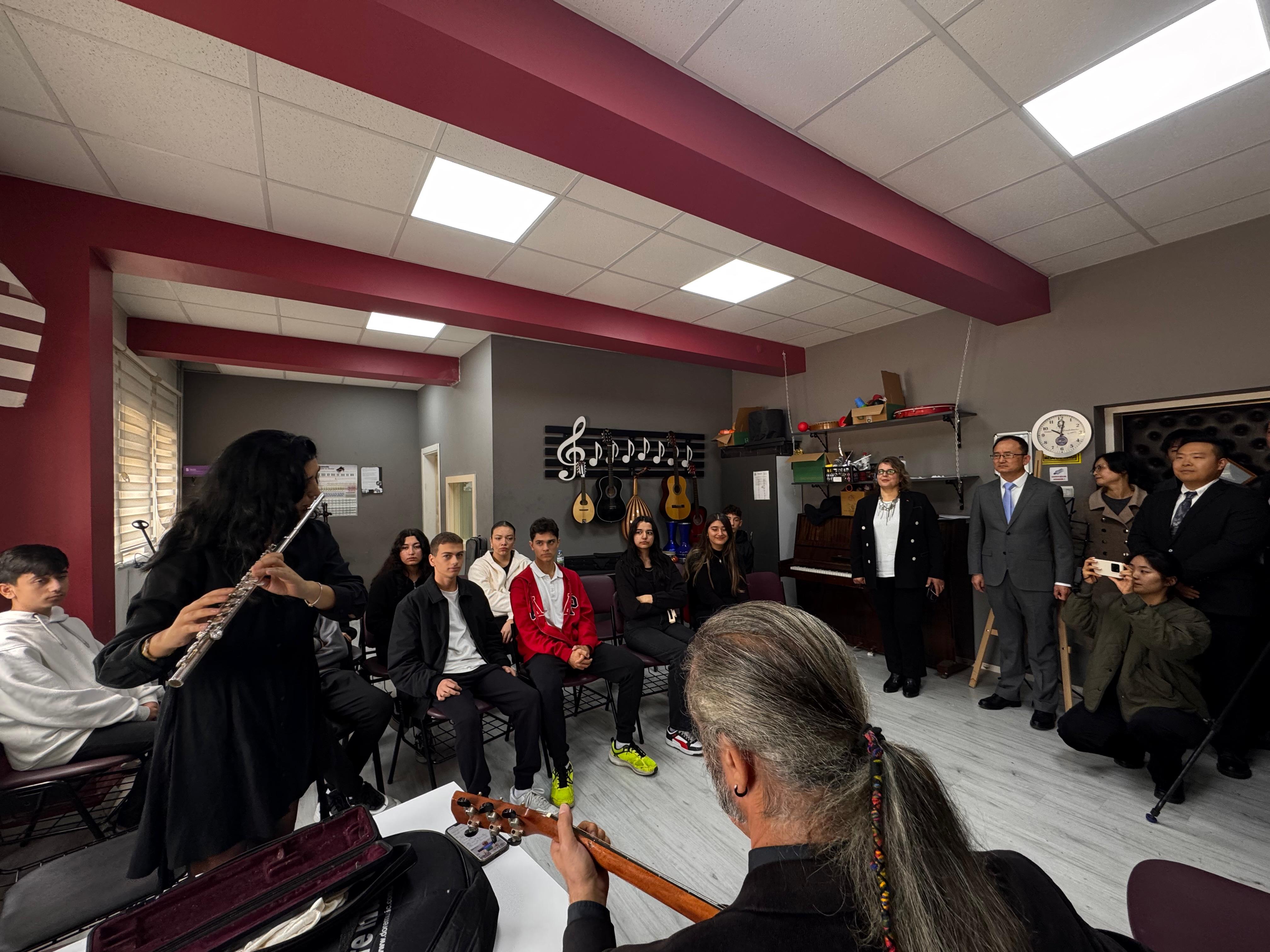 Çin Büyükelçisi sınıf ziyareti