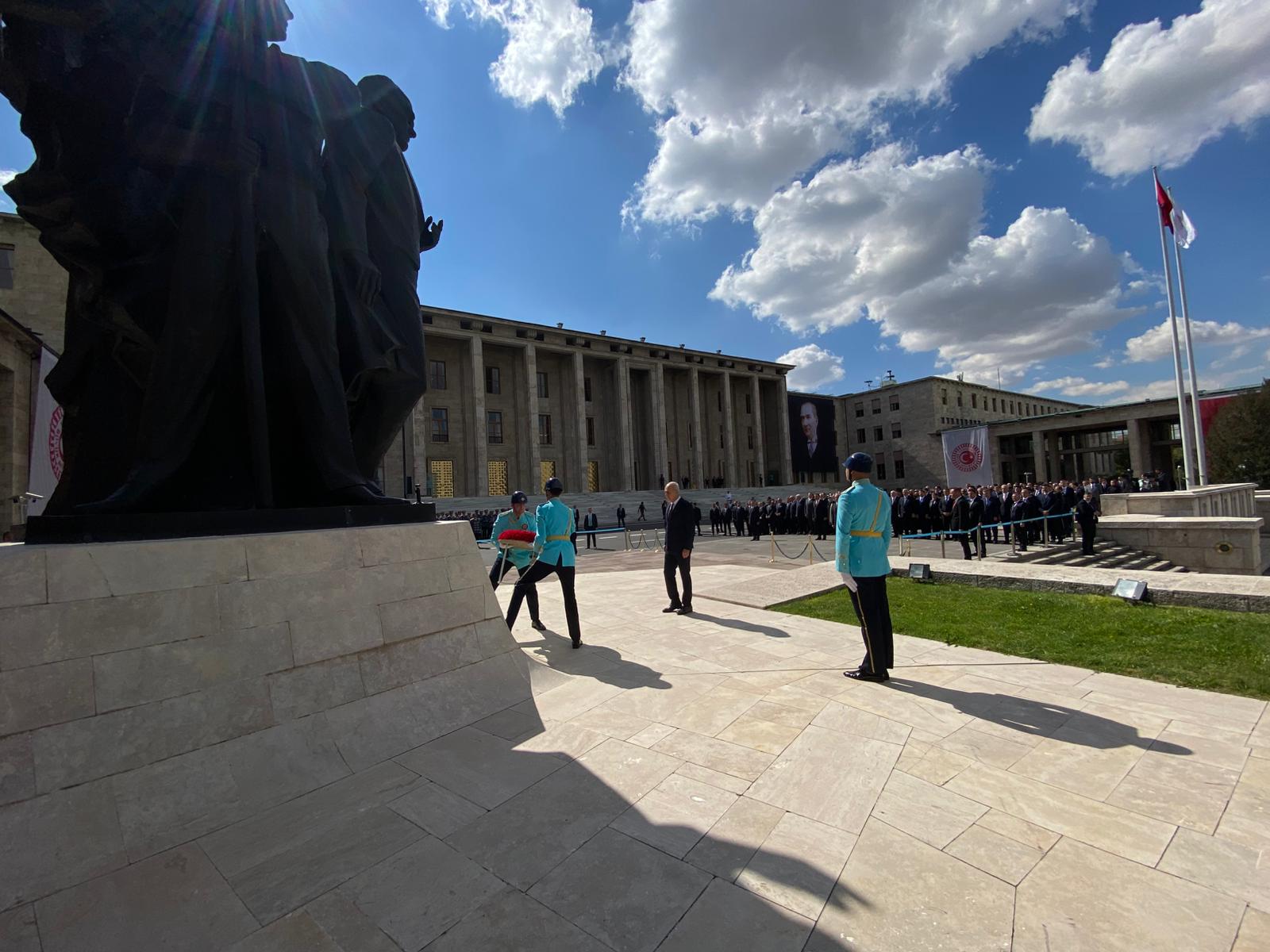 TBMM Başkanı Numan Kurtulmuş Atatürk Anıtına çelenk koyuyor