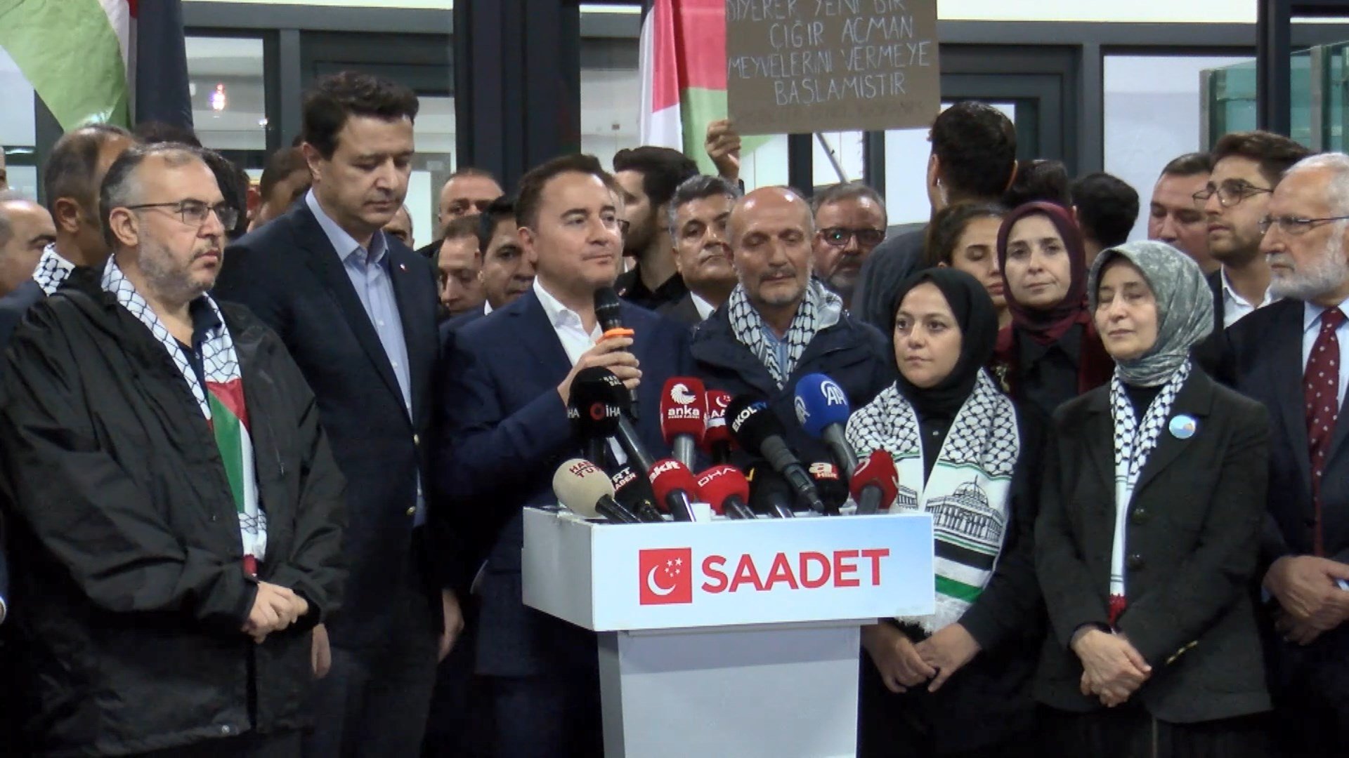 Necmettin Çalışkan konuşma yapıyor