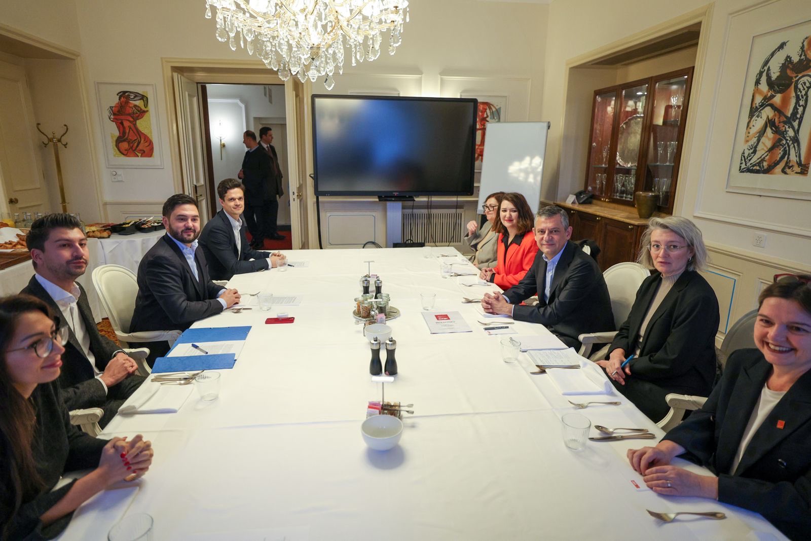 Özgür Özel uluslararası görüşme