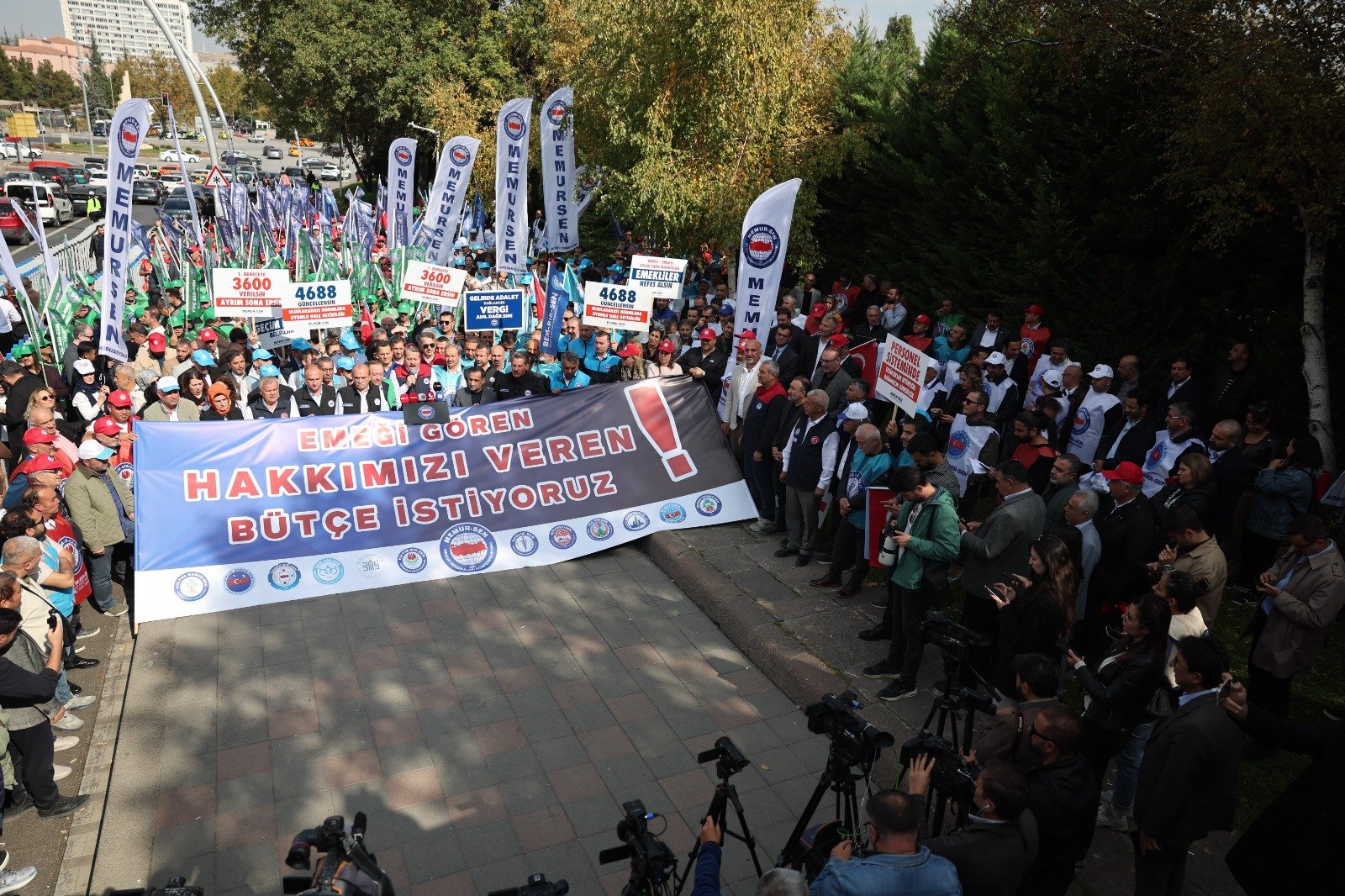 Memur-Sen pankartlı protesto