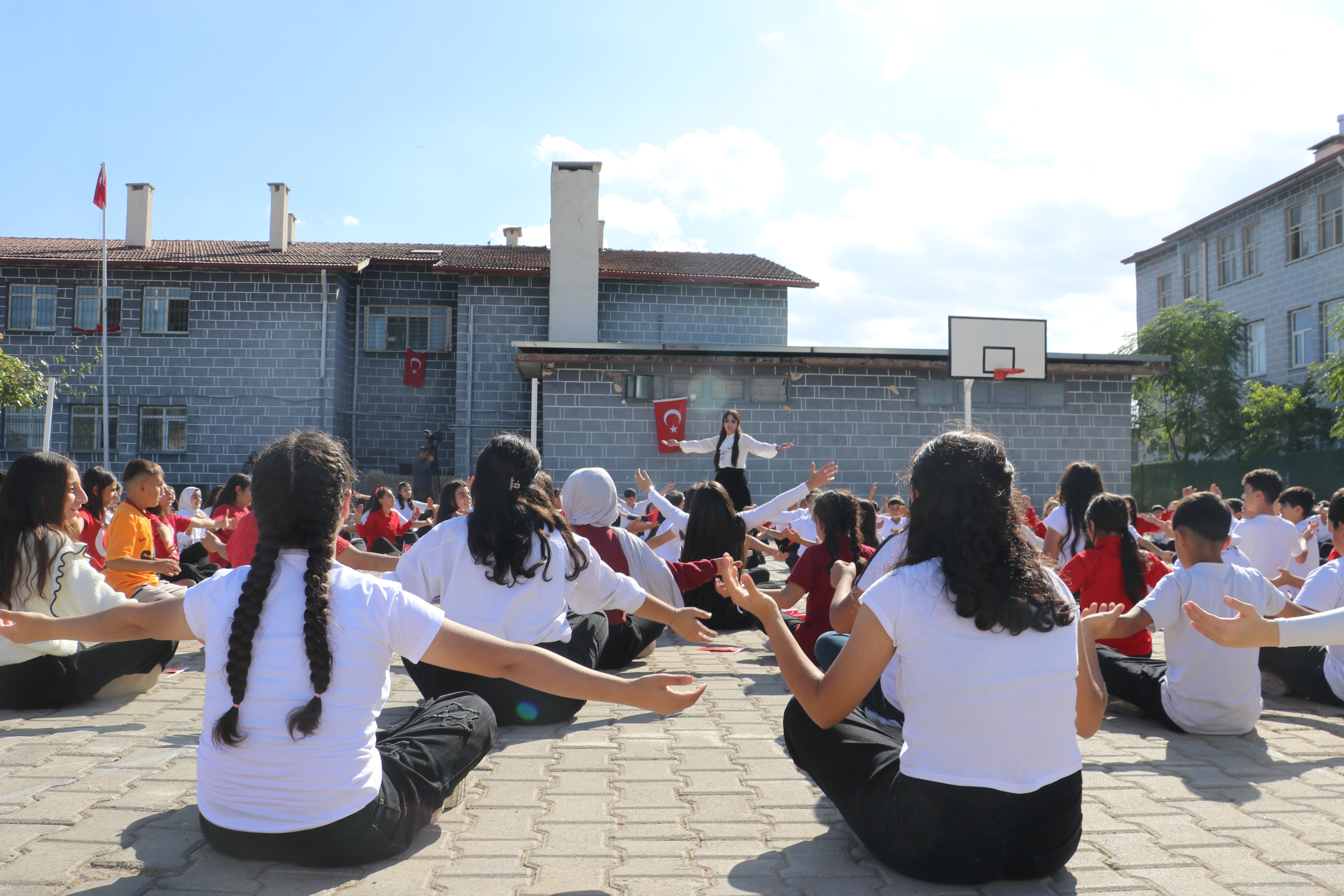 Türk bayraklı öğrenci gösterisi