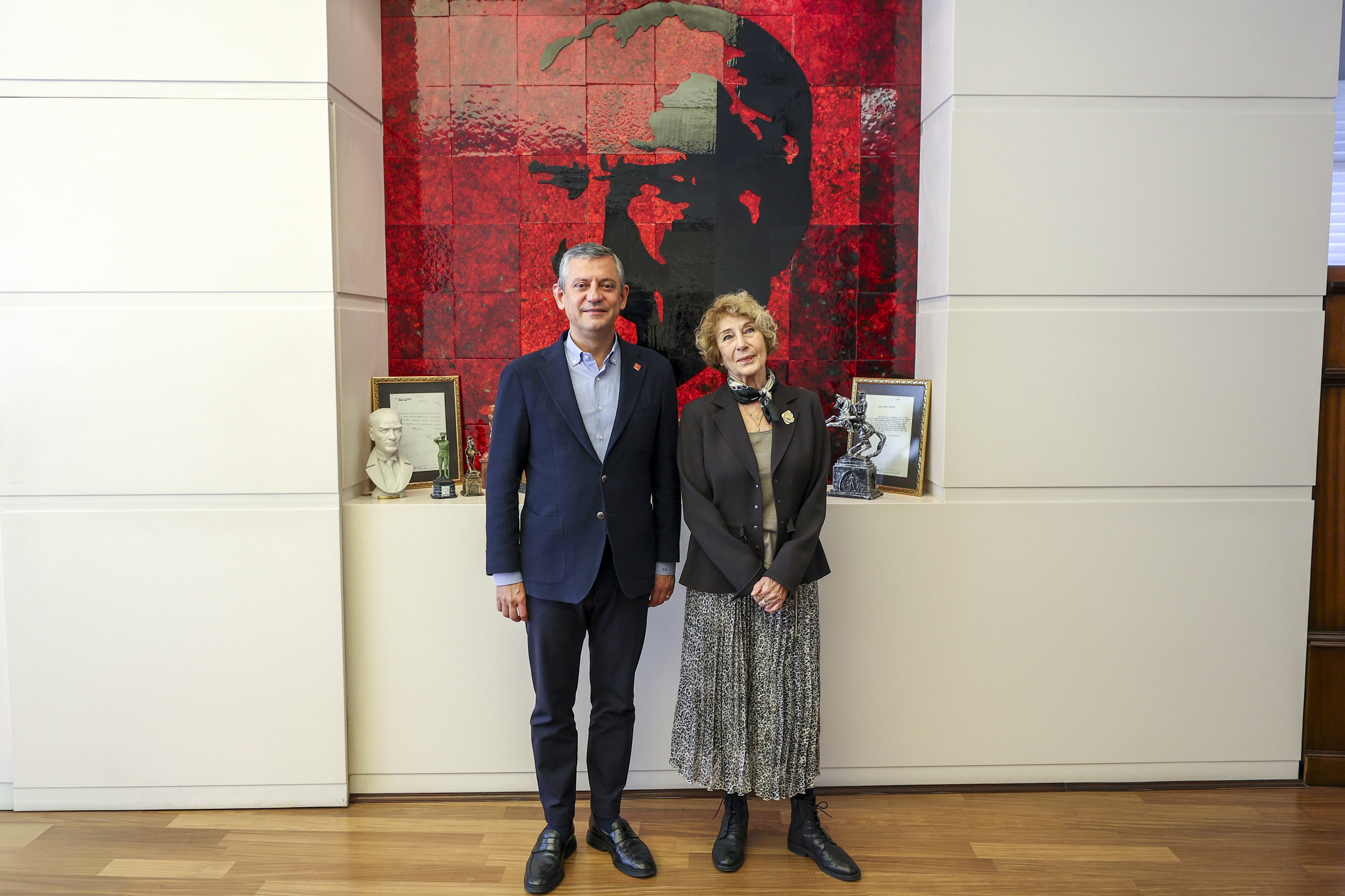 Özgür Özel Ayşe Kulin rozet takma