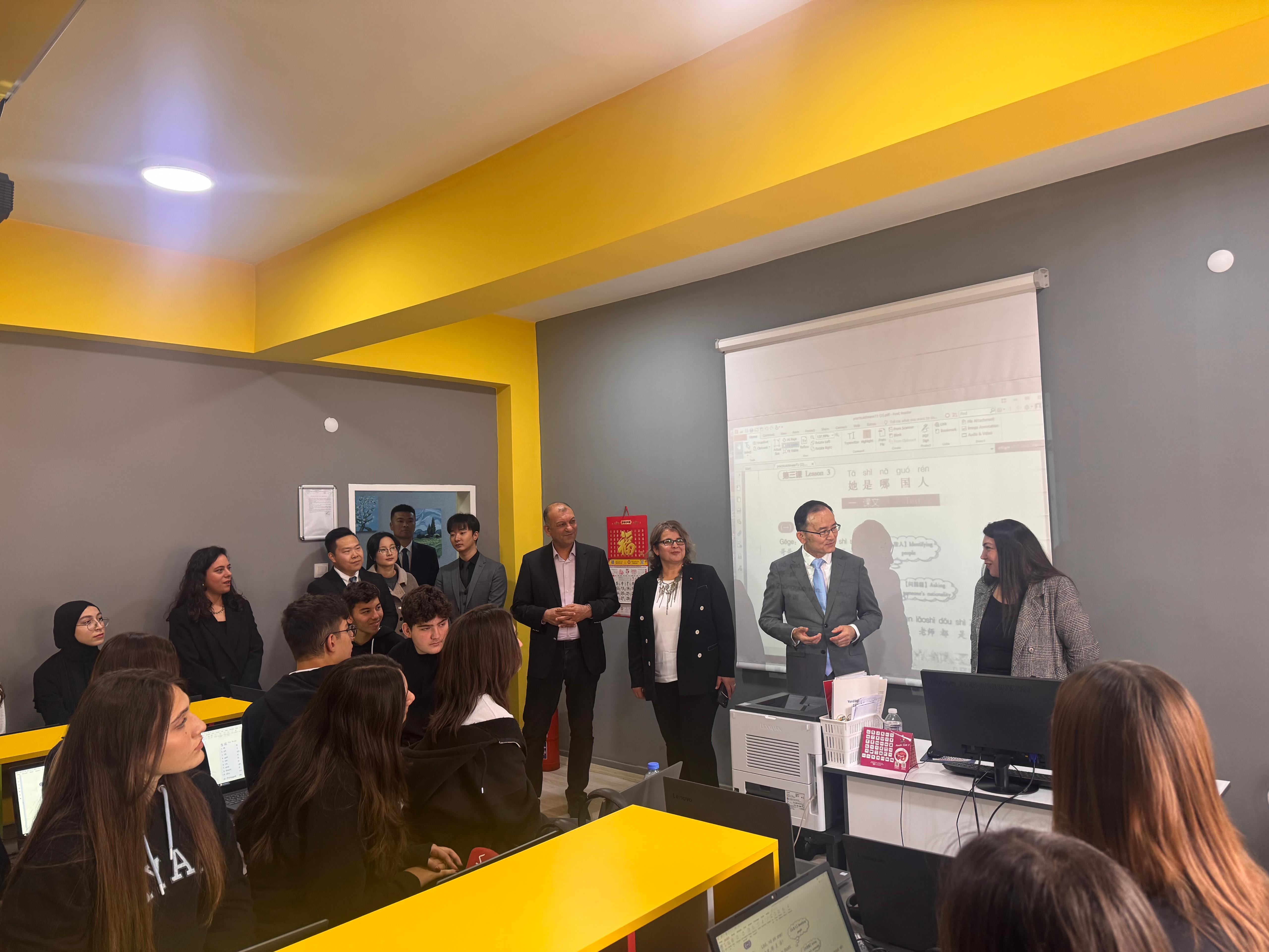 Çin Büyükelçisi öğrencilerle