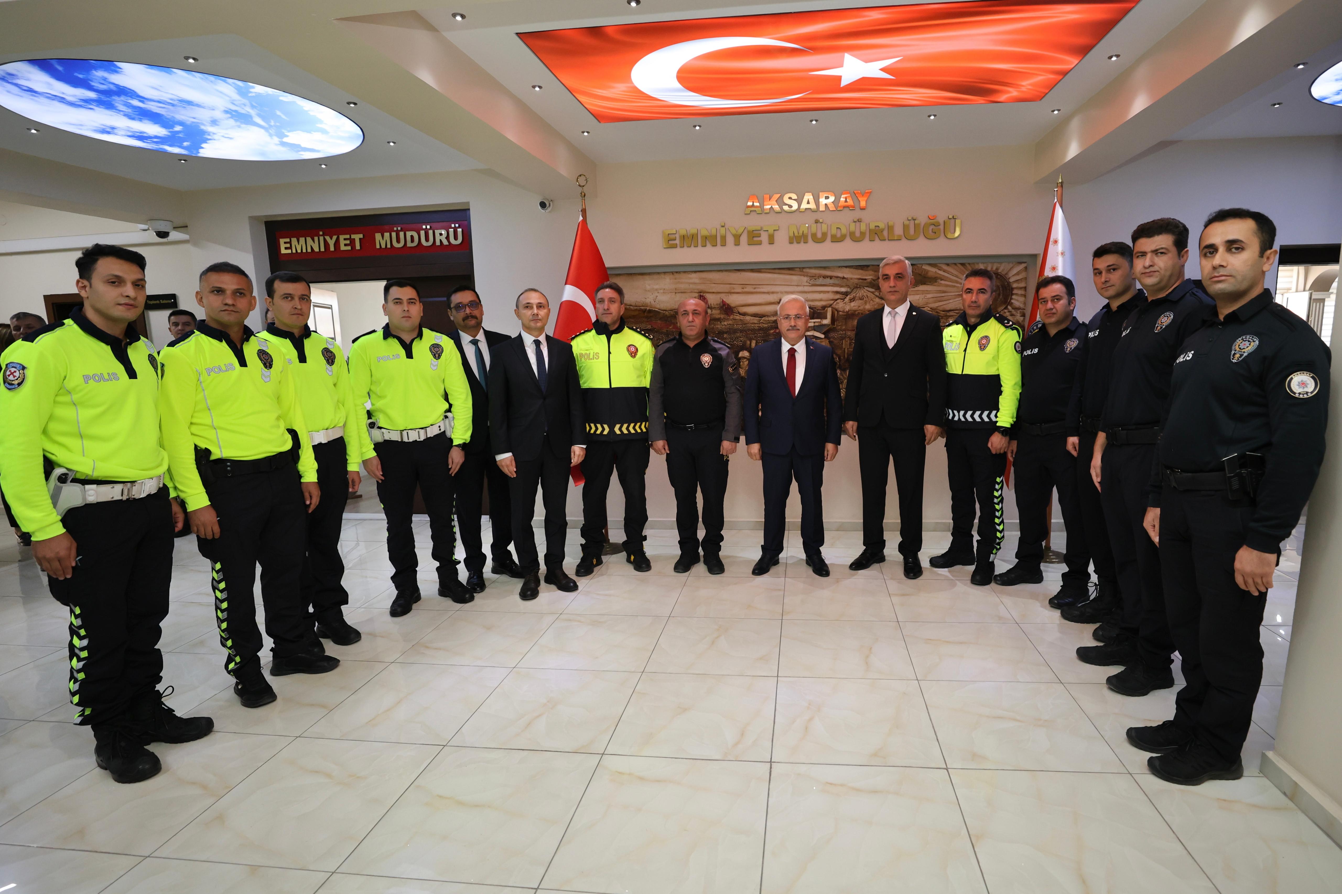 Aksaray Valisi Mehmet Ali Kumbuzoğlu polislere başarı belgesi takdim ediyor