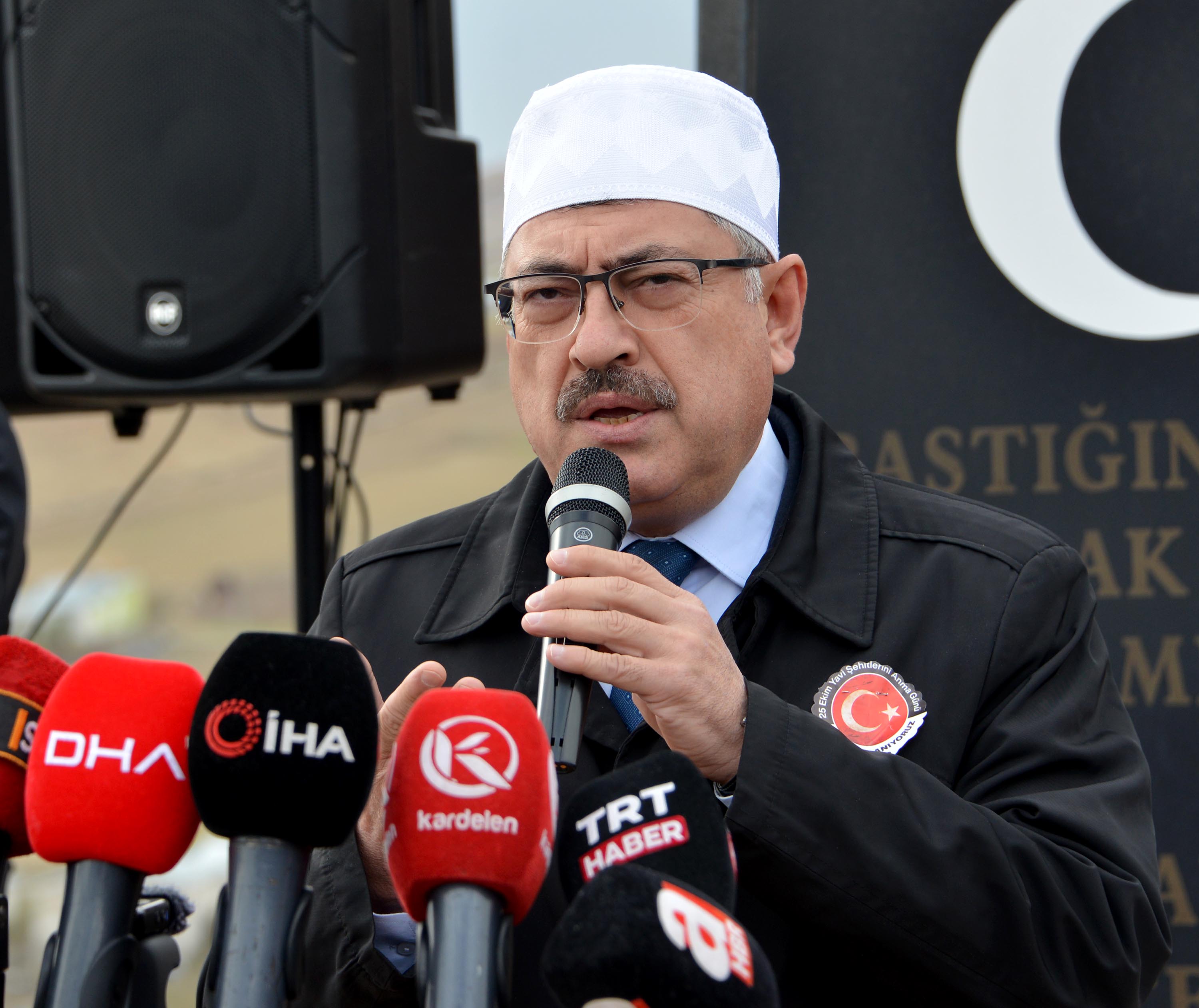 Mezarlara karanfil bırakılması