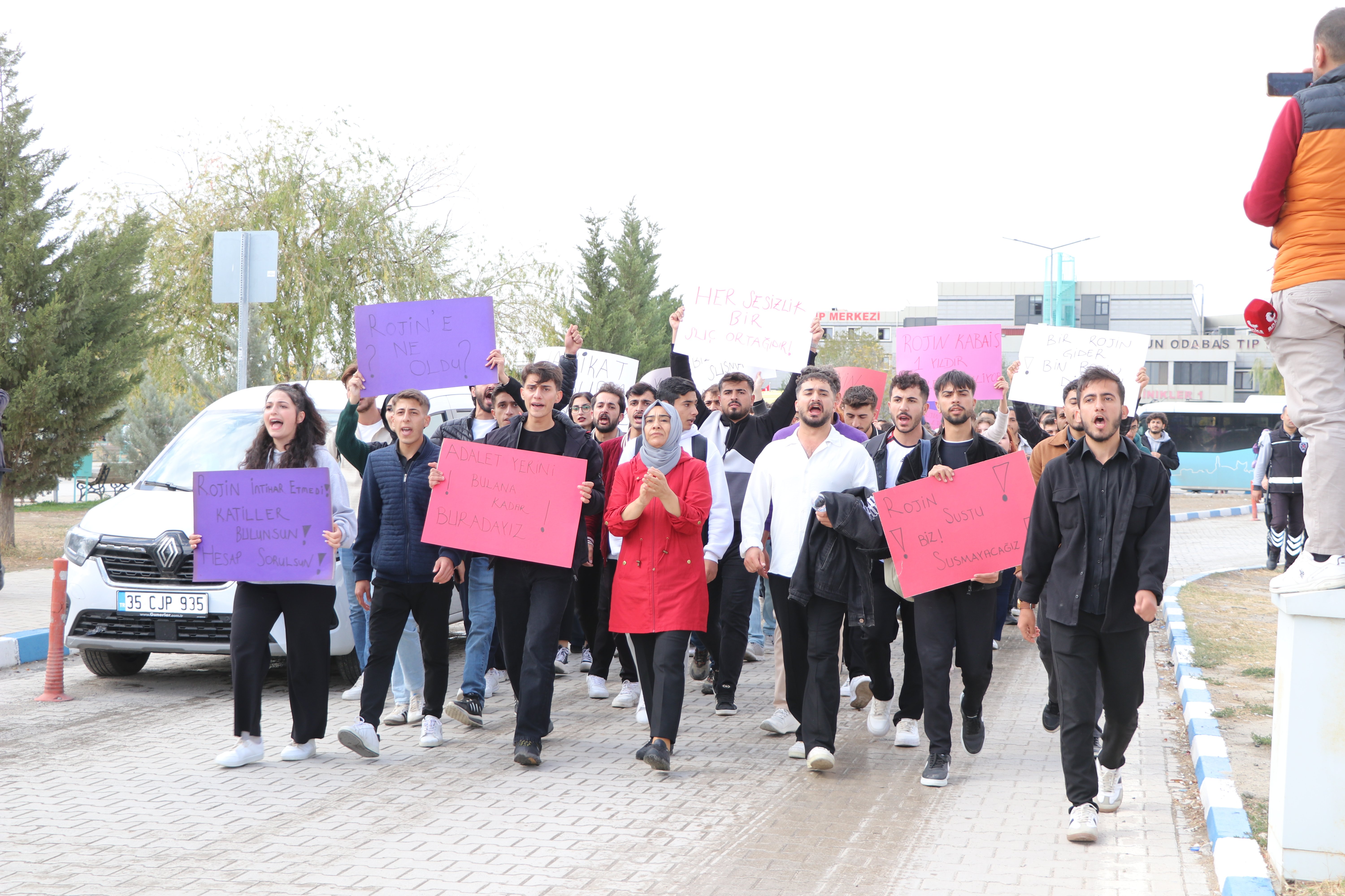 Rojin Kabaiş protesto