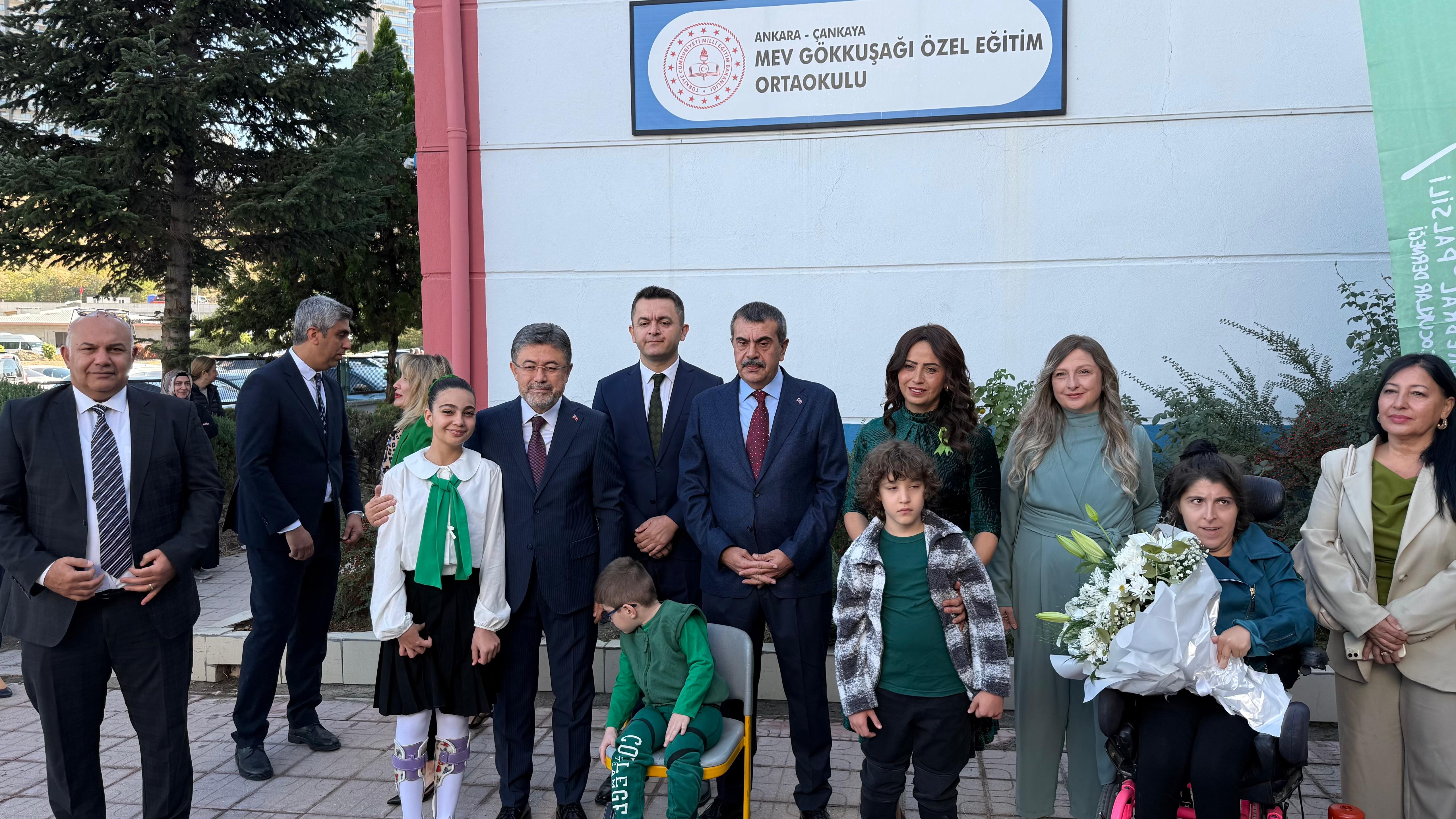 Bakanlar öğrencilerle oyun oynuyor