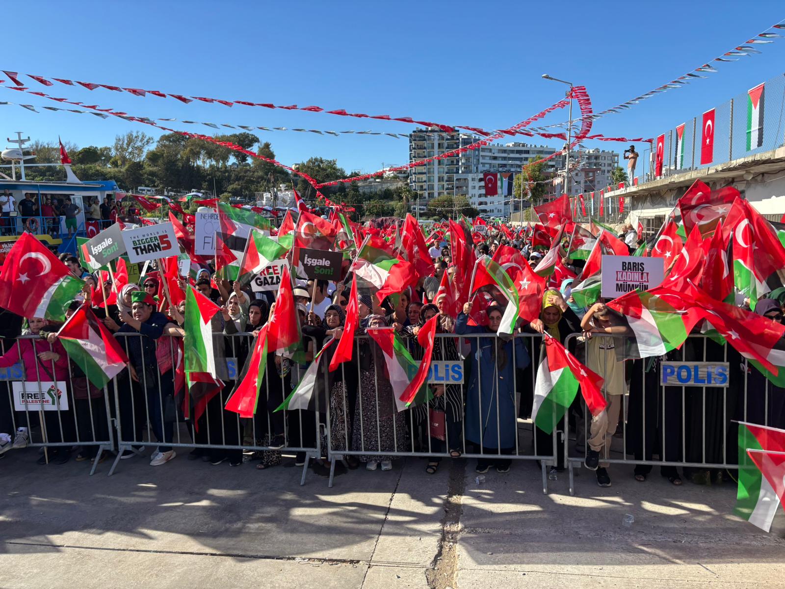 Teknelerle Akdeniz protestosu