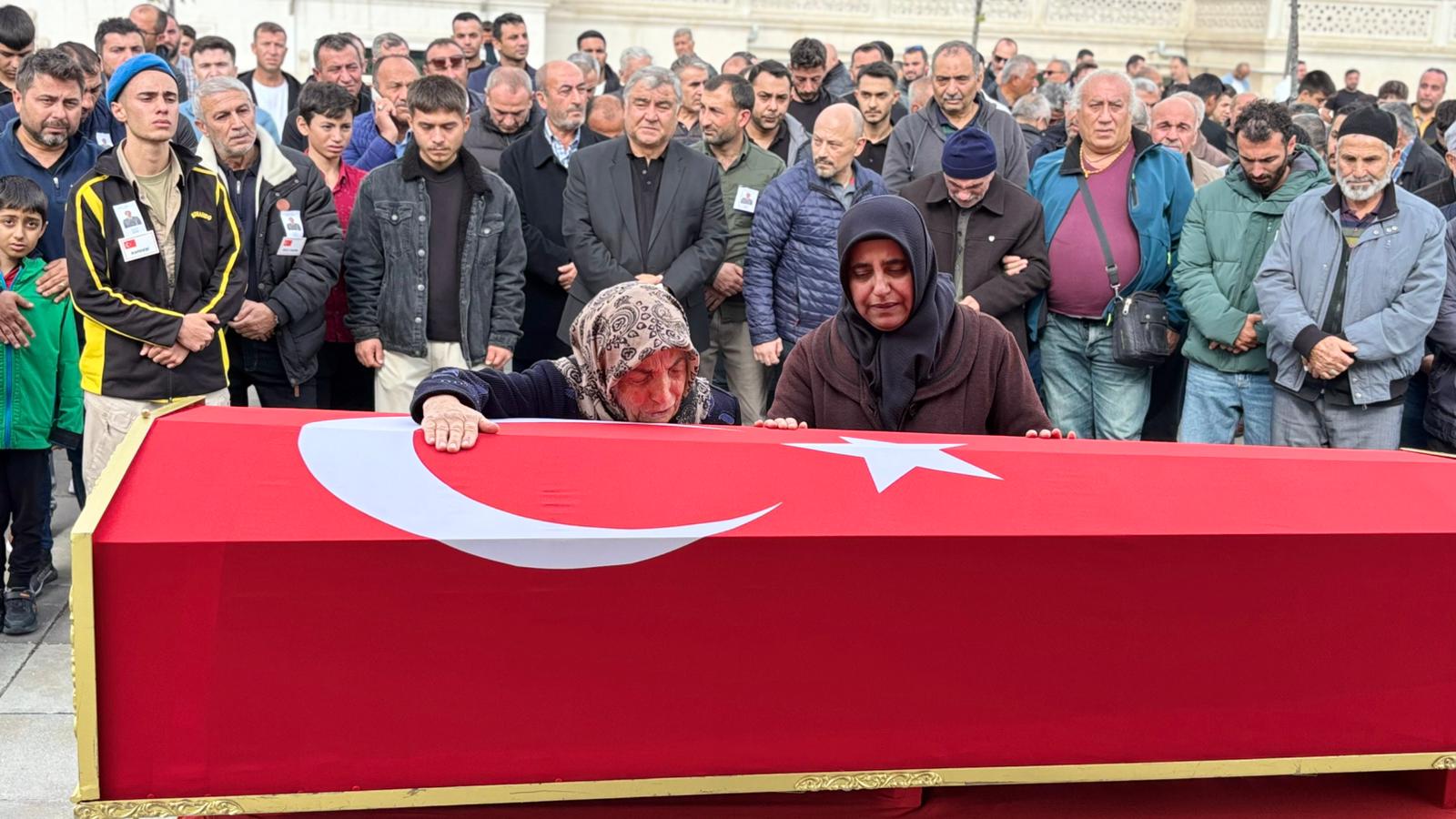 Cenaze töreni katılımcıları