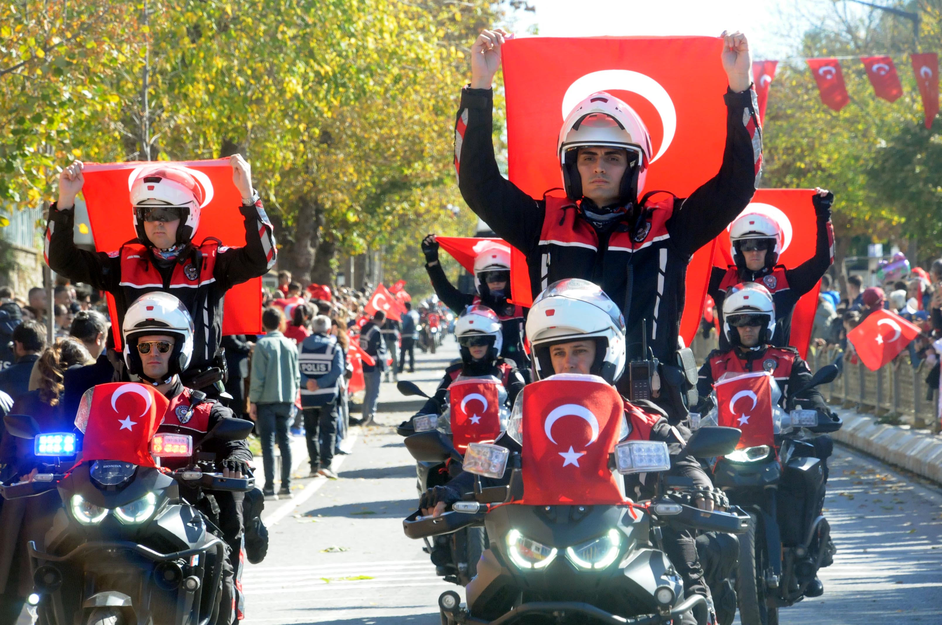 Helikopter gösteri uçuşu