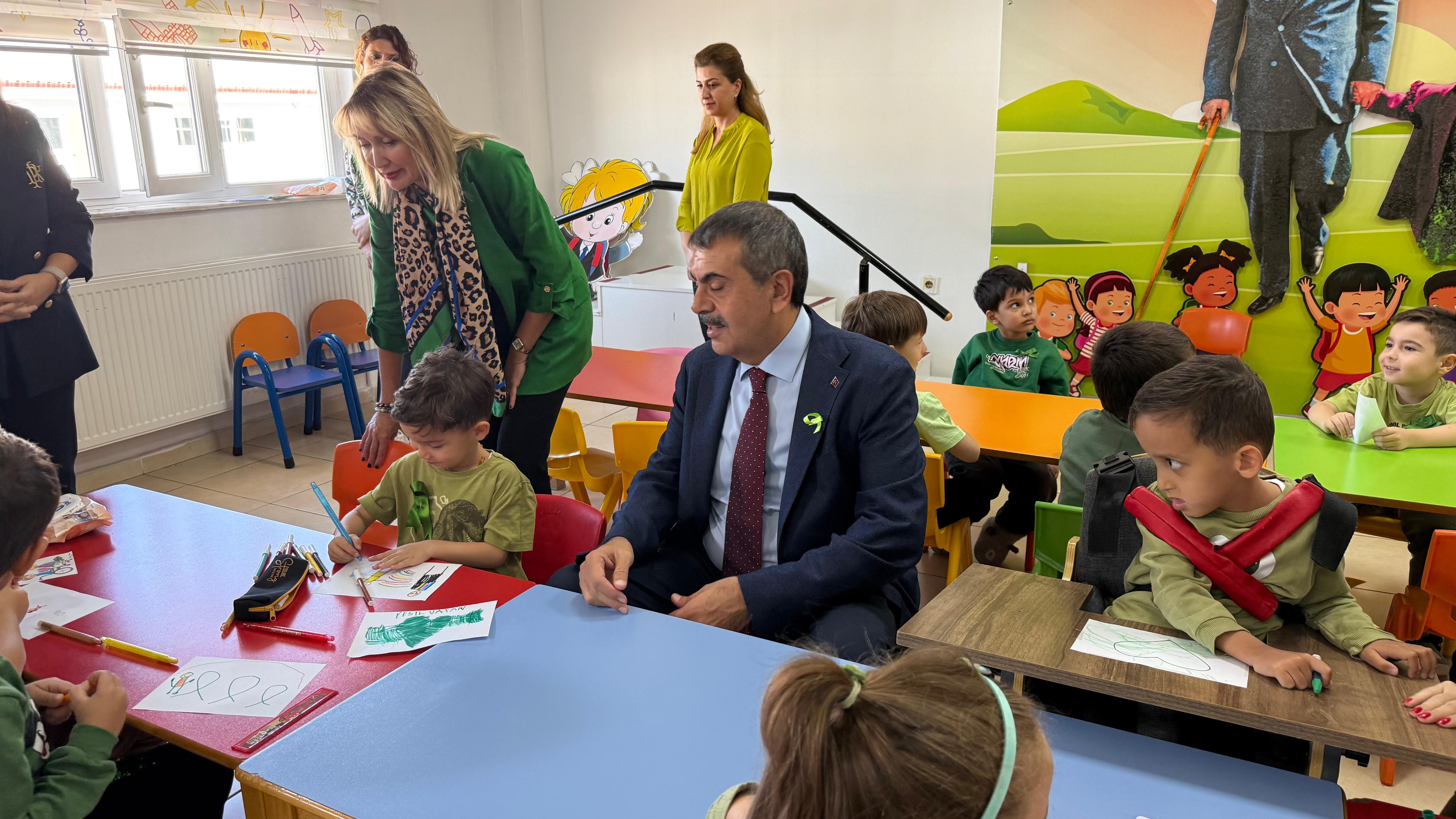 Bakanlar Tekin ve Yumaklı öğrencilerle