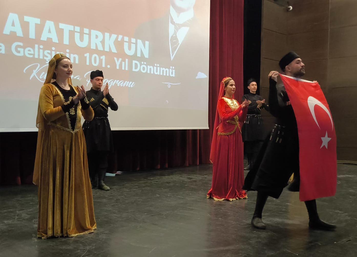 Öğrenciler Şiir Okuma