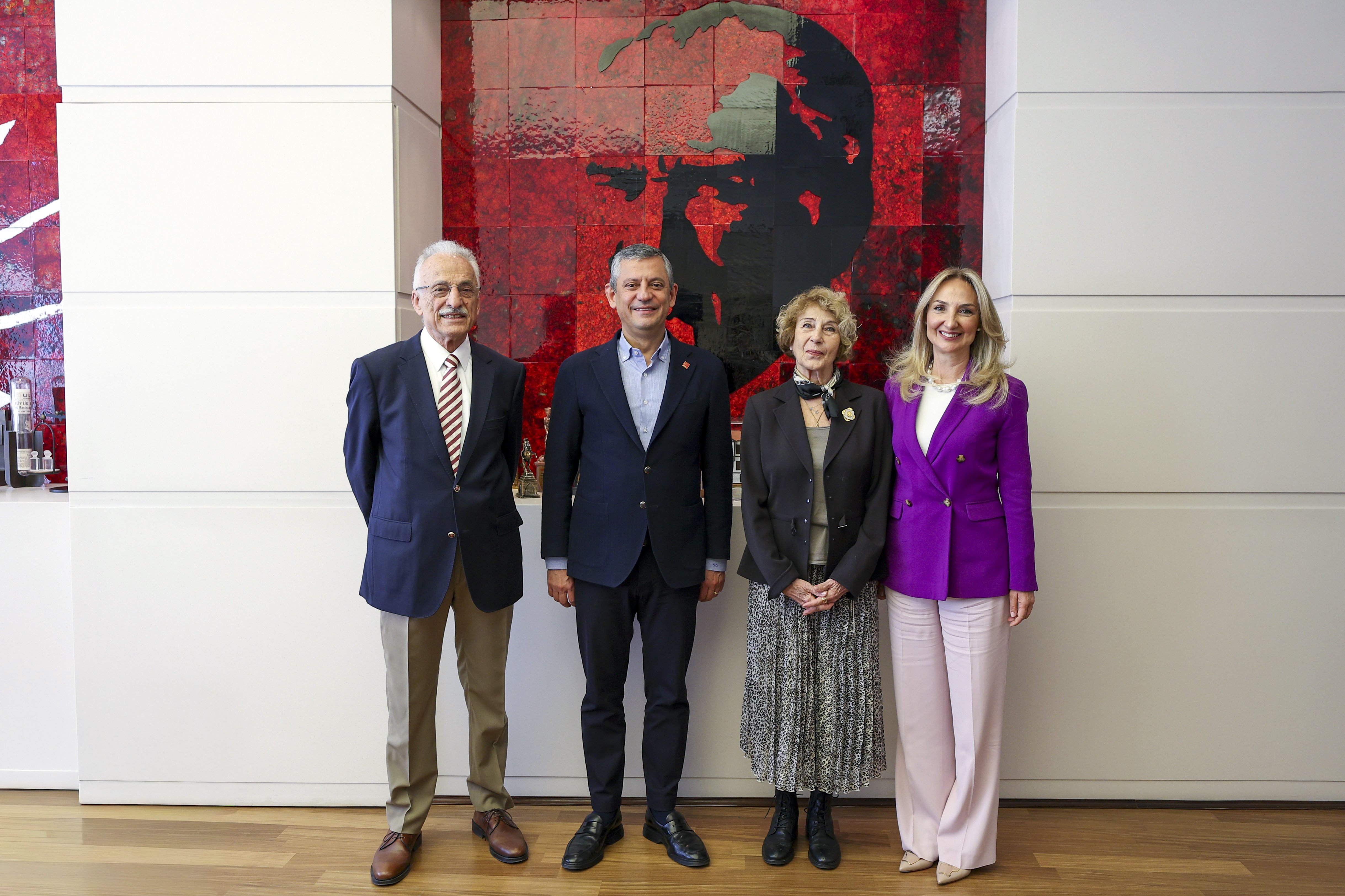 Ayşe Kulin CHP üyelik formu imzalama