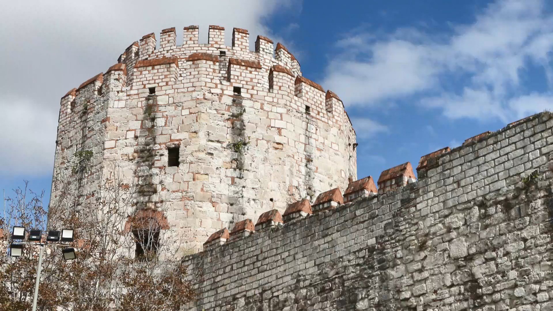 Fatih Belediye Başkanı Mehmet Ergün Turan Tolstoy ailesine eşlik ediyor