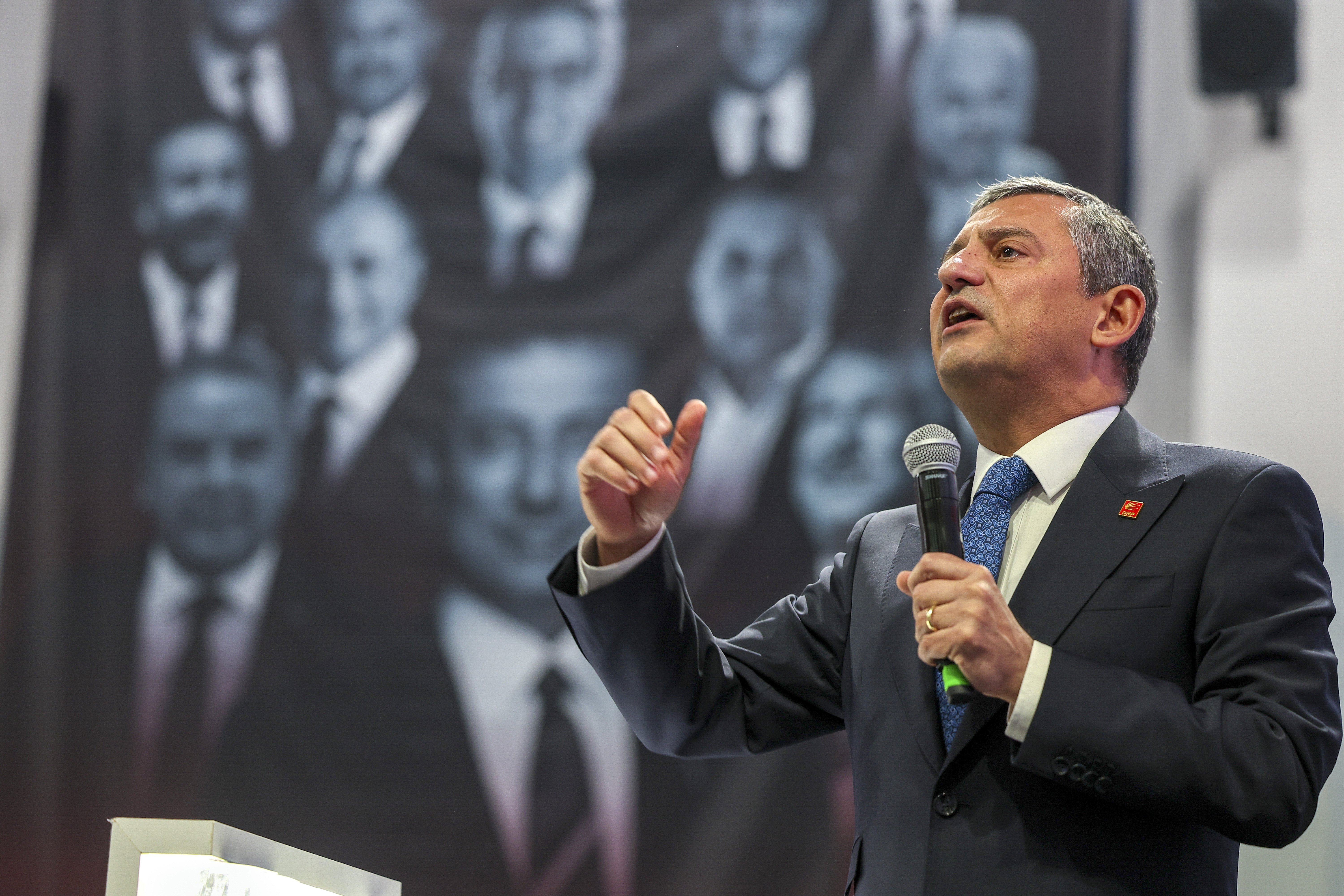 Özgür Özel konuşma yapıyor