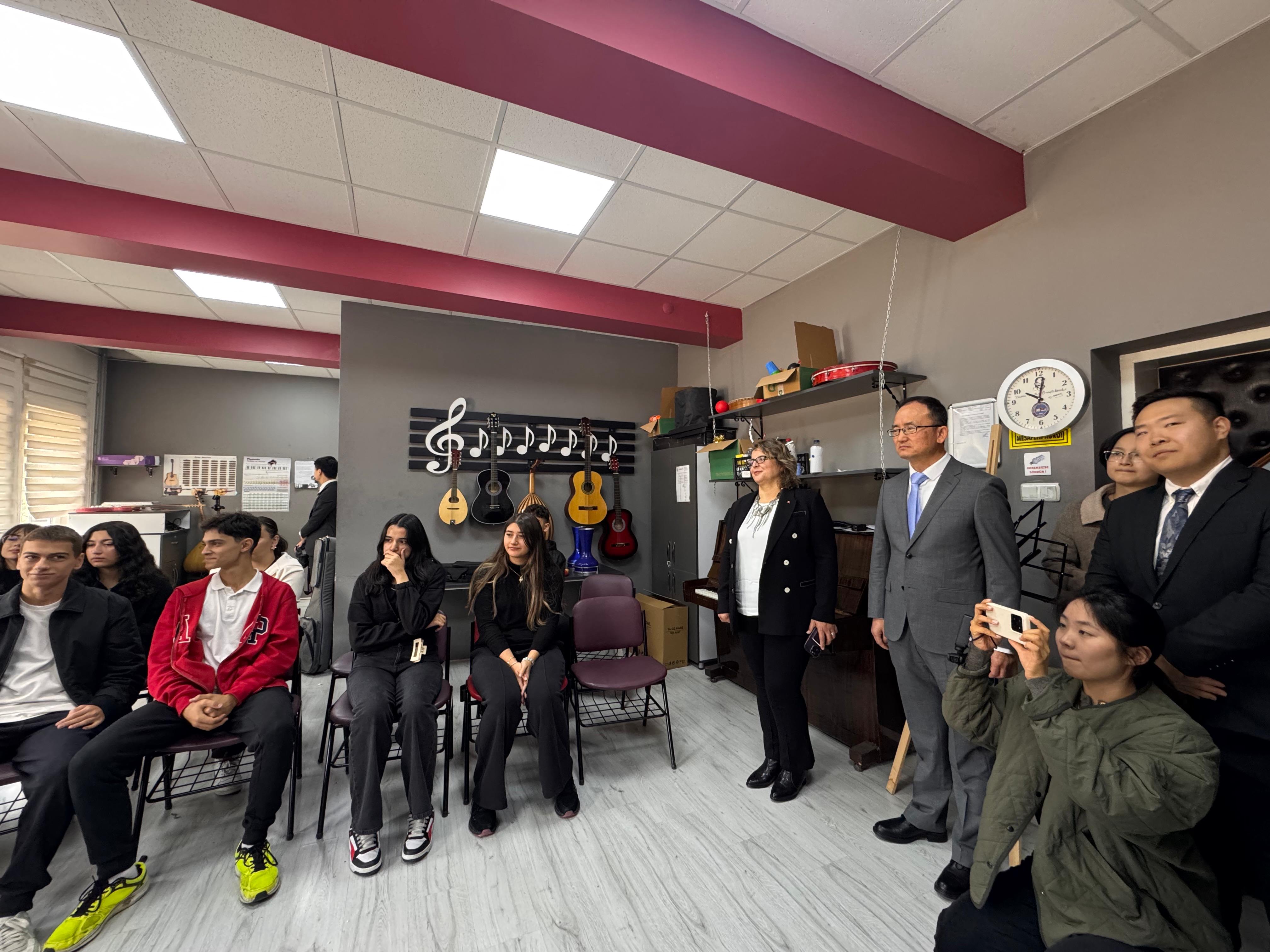 Çin Büyükelçisi okul ziyareti