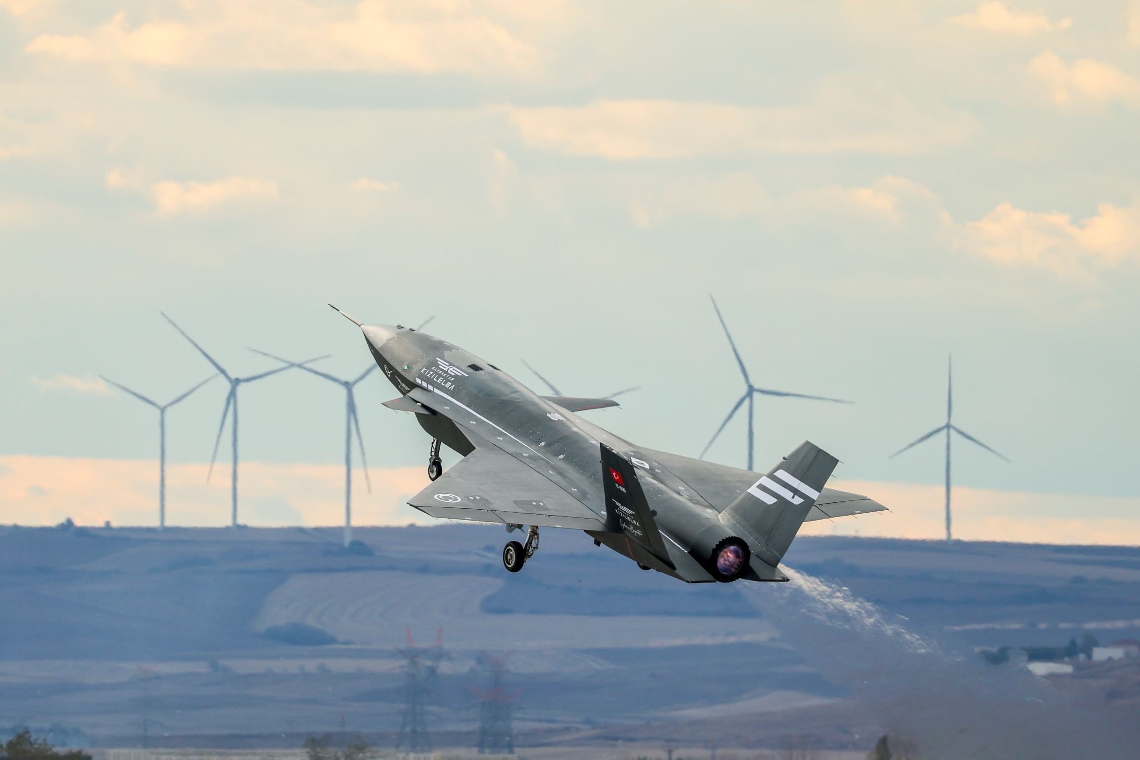 Bayraktar Kızılelma test uçuşu