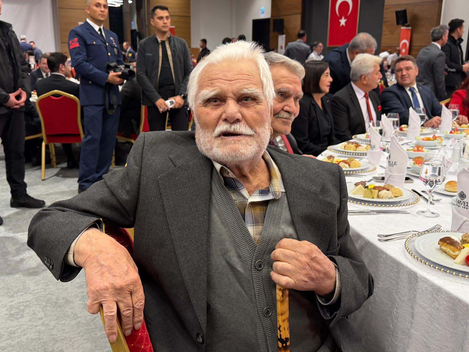 Ali Sezer Cumhuriyet pastası keserken