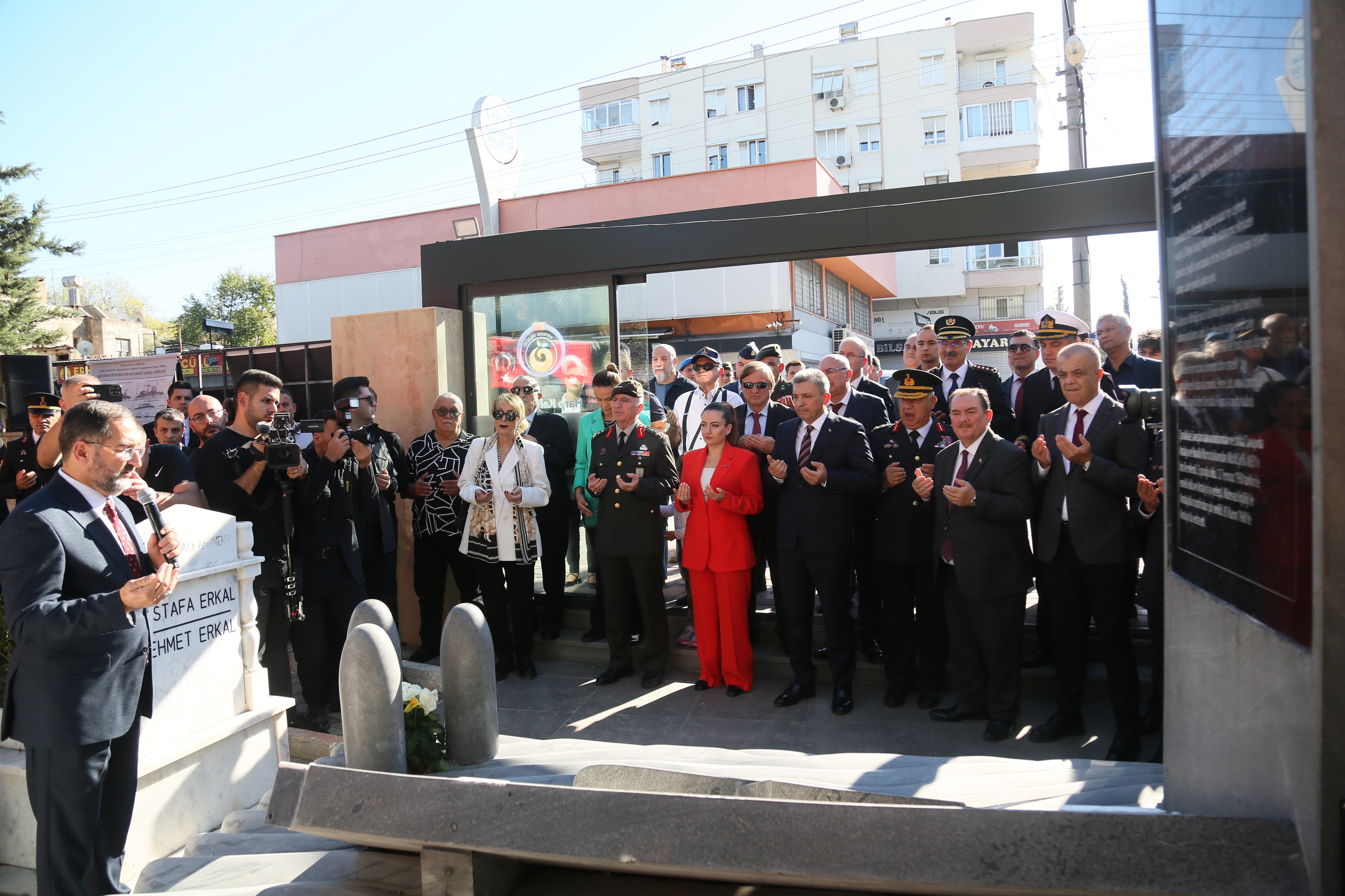 Mustafa Ertuğrul Aker anıt mezar detay