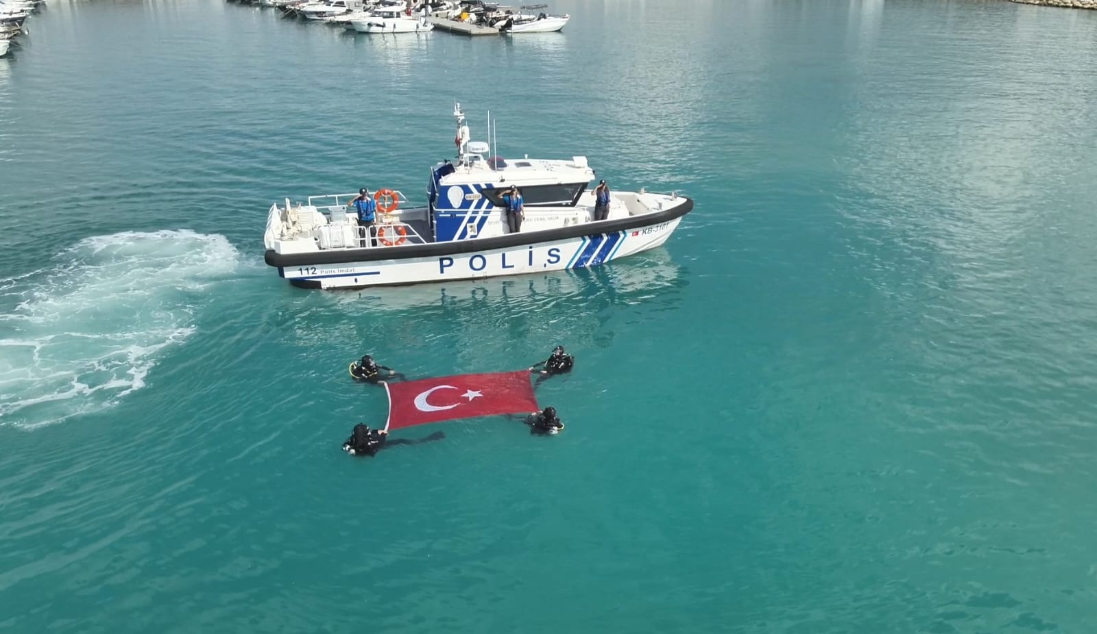 Hatay dalgıç polisler denizde Türk bayrağı