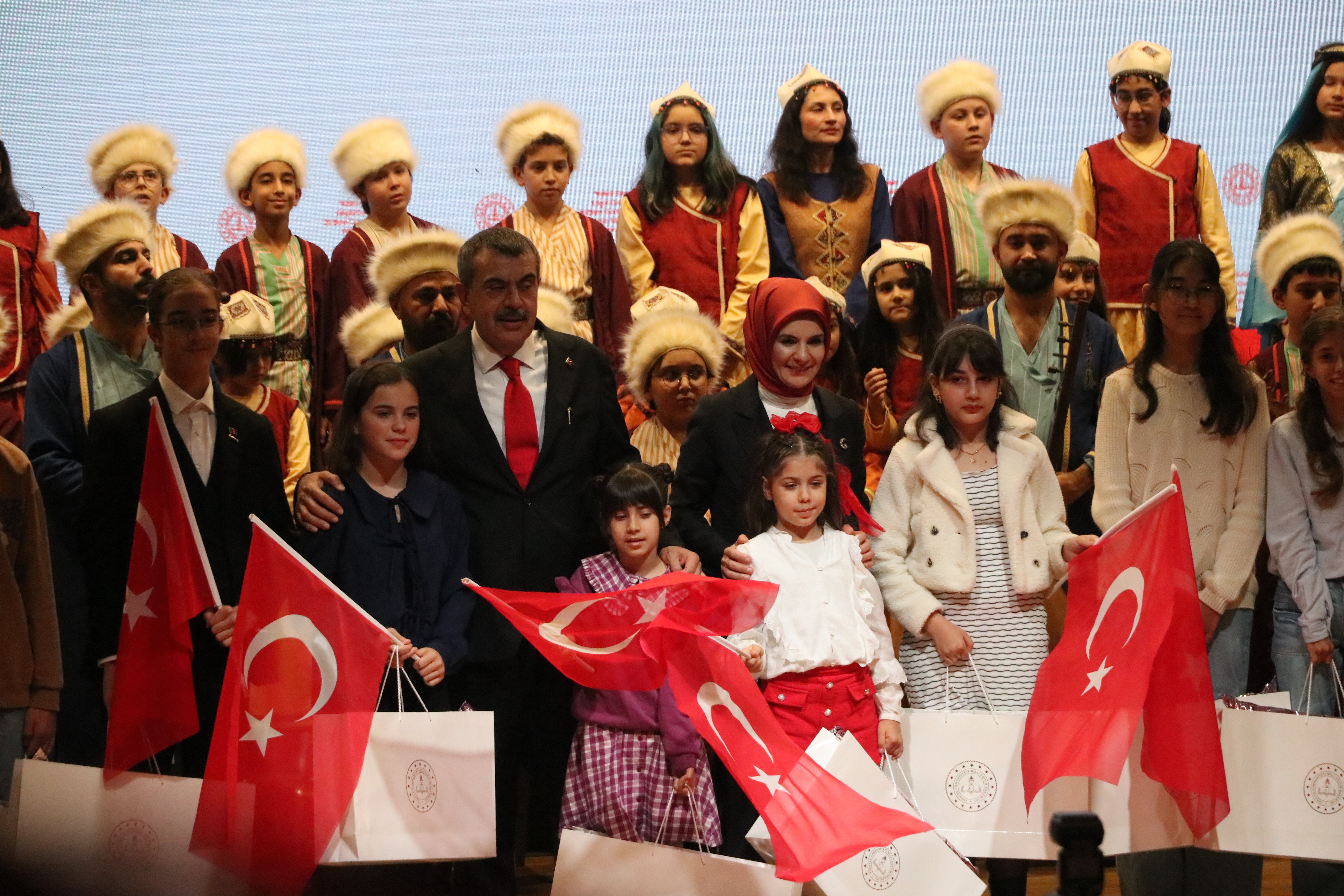 Bakanlar Öğrencilere Ödüllerini Veriyor