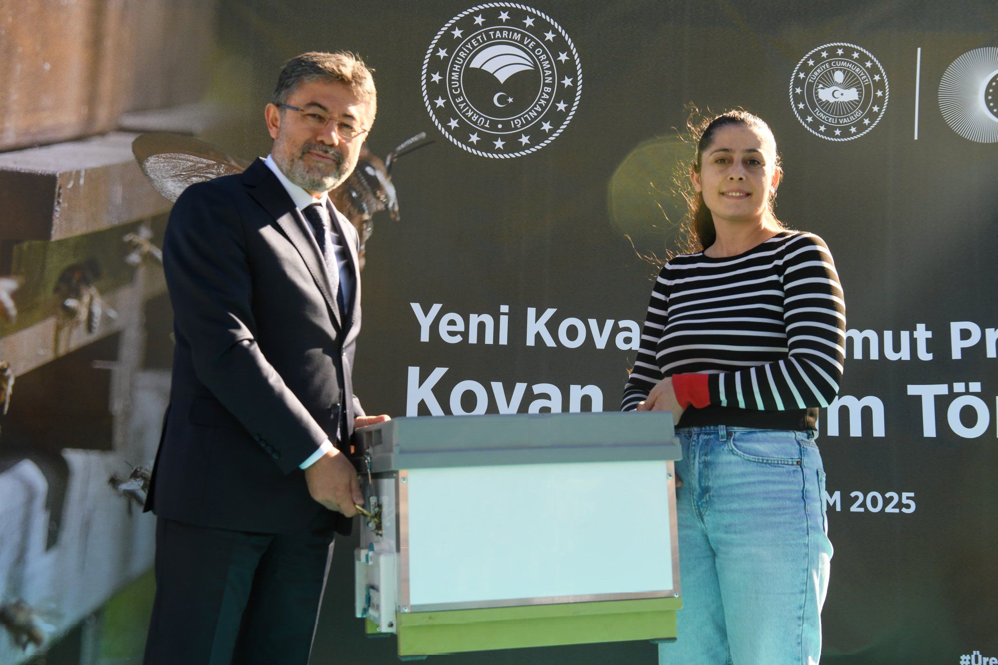 Arı kovanı dağıtım töreni