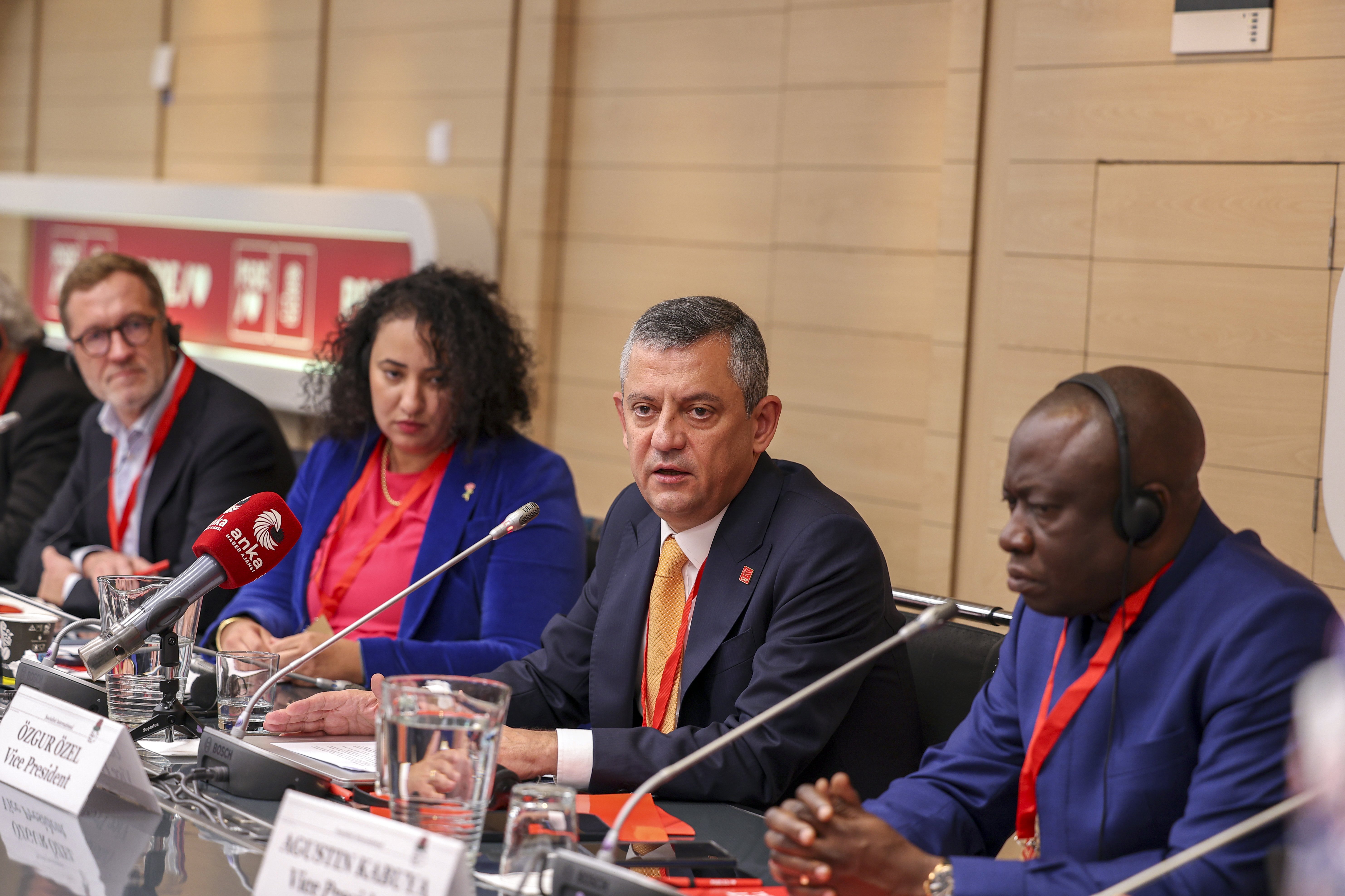 Özgür Özel Sosyalist Enternasyonal