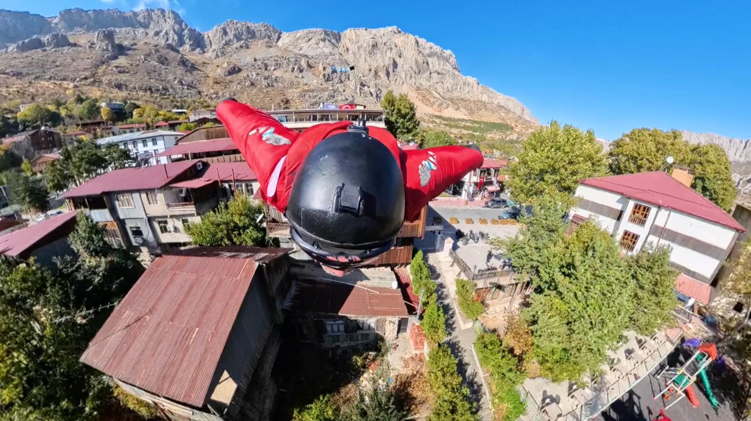 Yamaç paraşütü gösterisi