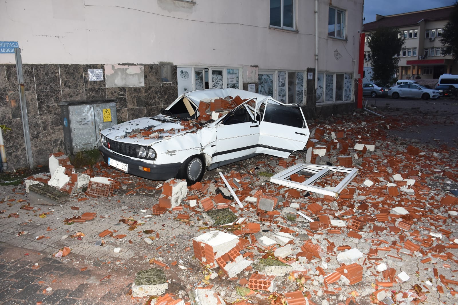 Sındırgı deprem yıkılan binalar