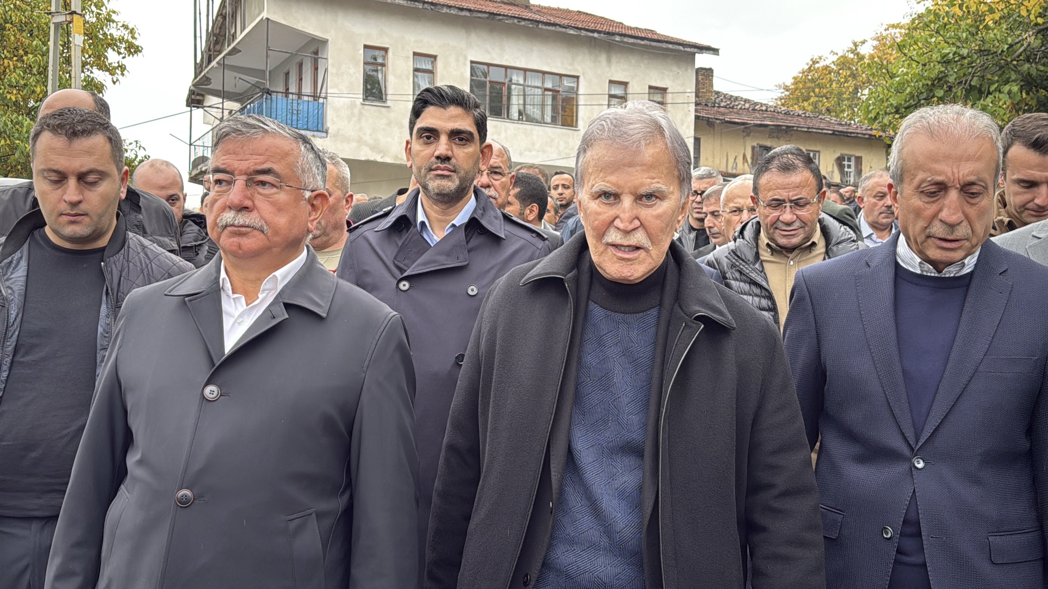 Cenazeye katılan protokol
