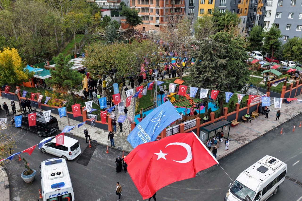Serap Eser ailesi park açılışında