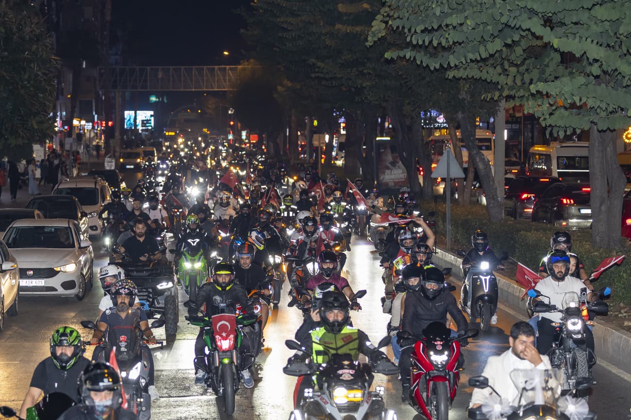 Mersin Cumhuriyet Korteji Yeni Evli Çift