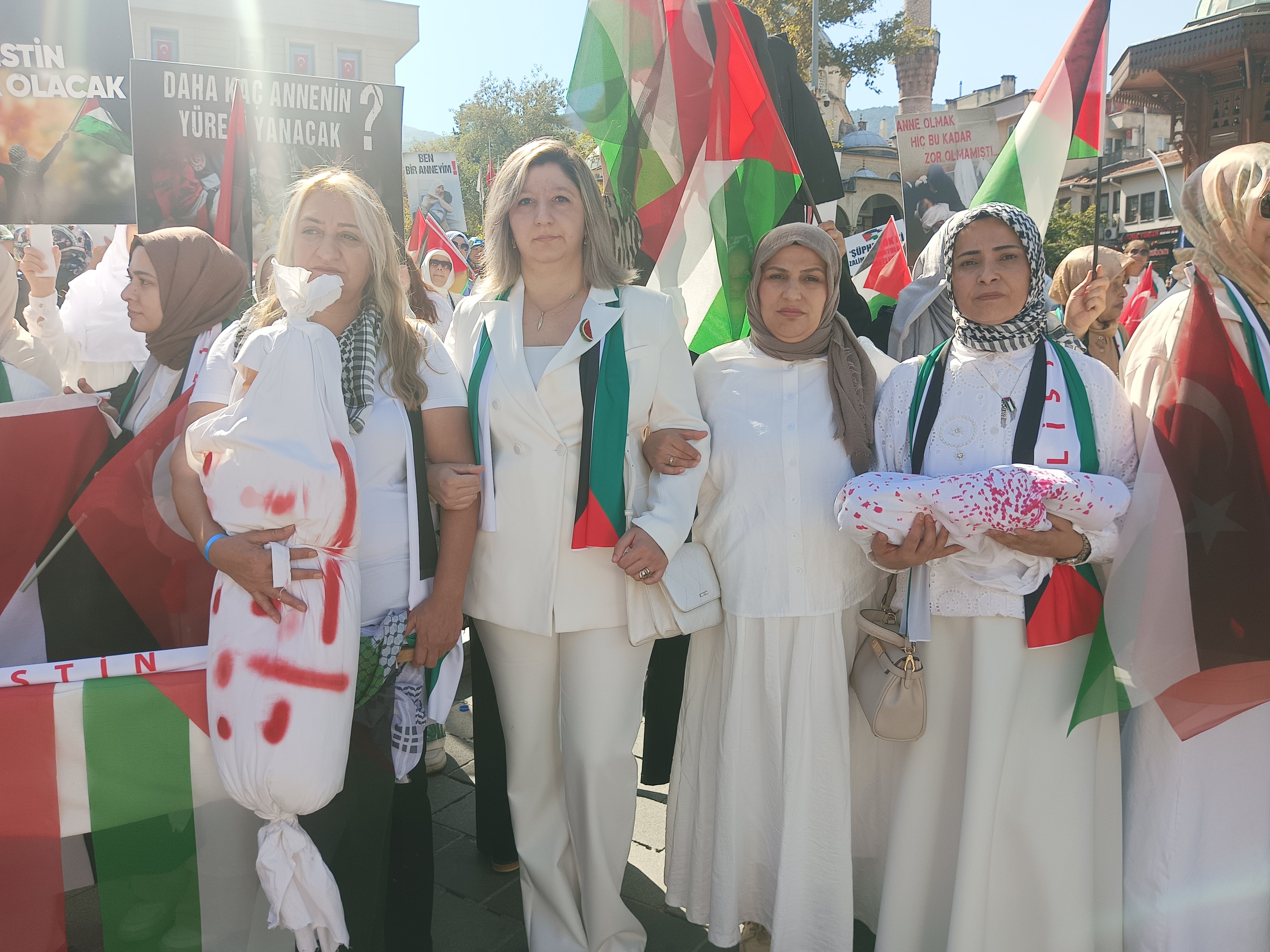 İmren Çavuşoğlu konuşma yapıyor